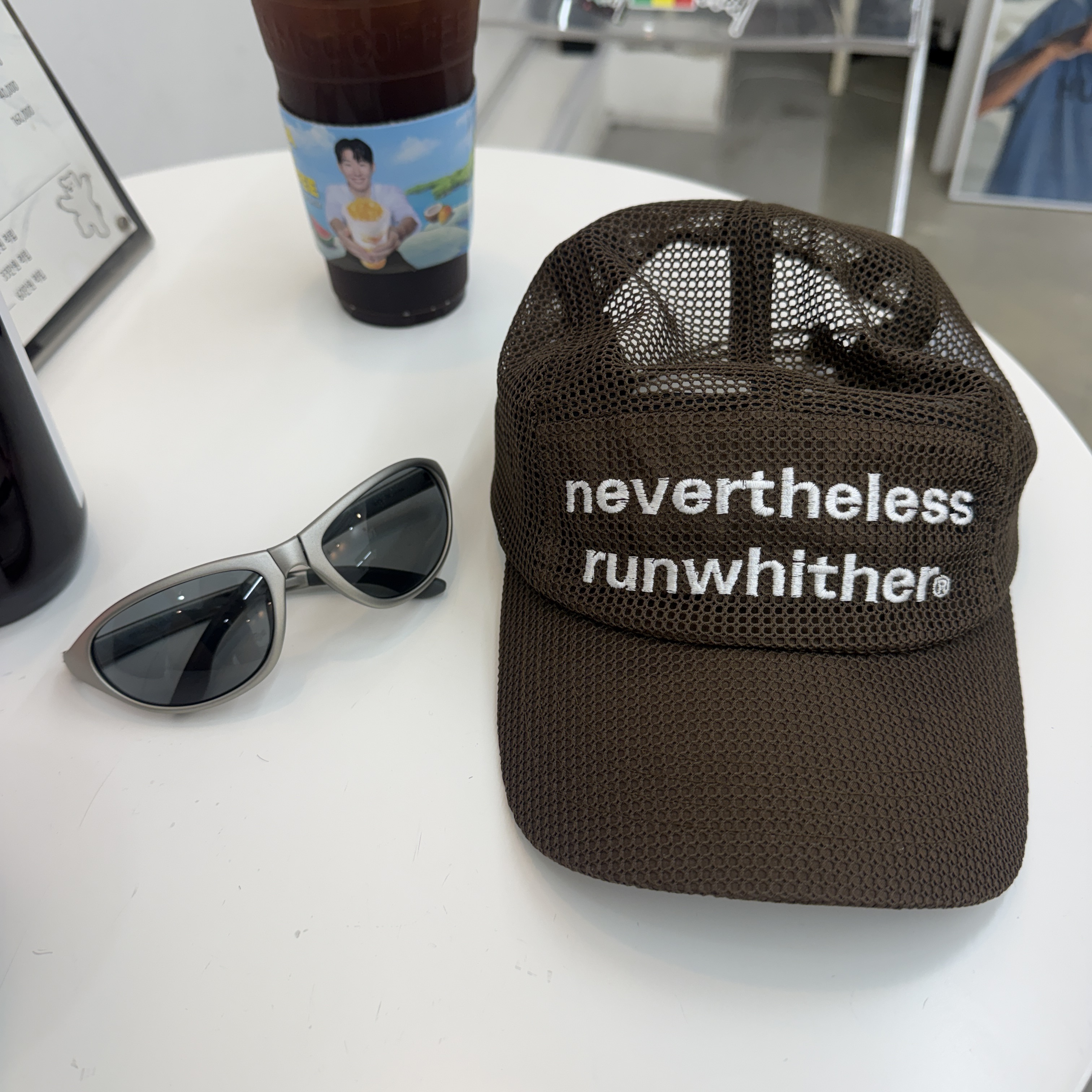 [KREAM 단독] runwhither Mesh Cap Brown, Montbell Trekking Glasses Silver Metallic Light Grey 착용 스타일