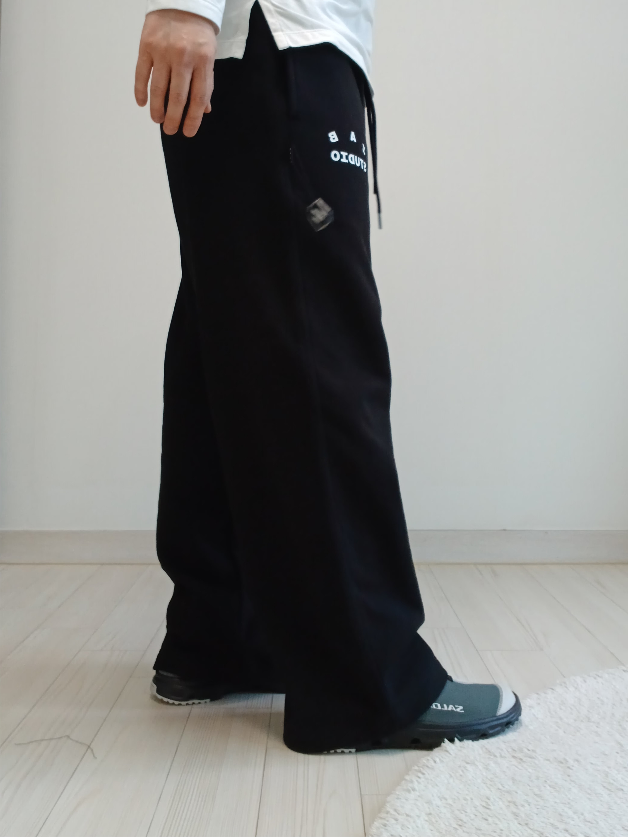 IAB Studio IAB Sweatpants Black, Salomon RX Slide 3.0 Urban Chic Lunar Rock 착용 스타일 - 8