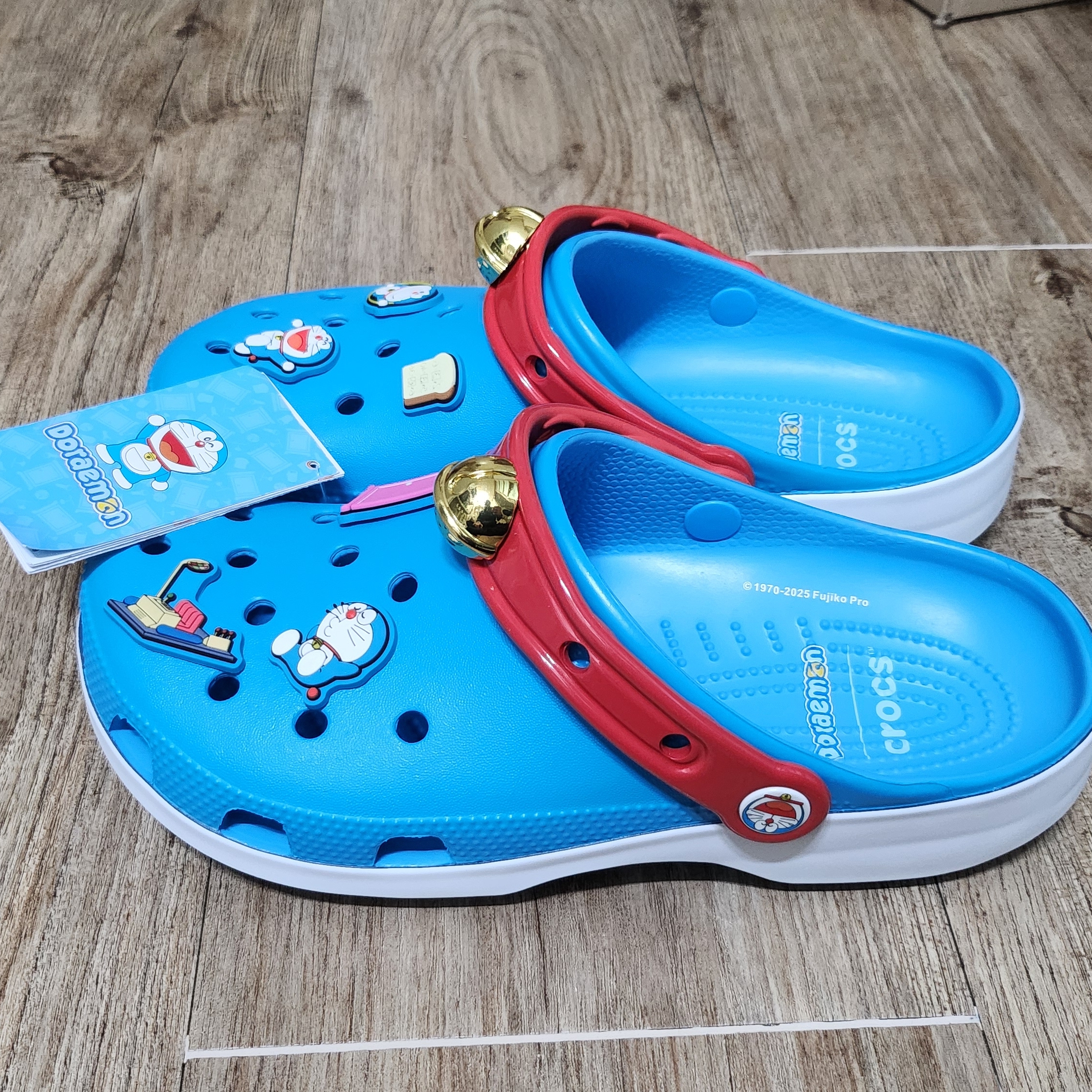 Crocs x Doraemon Classic Clog Multi 착용 스타일 - 2