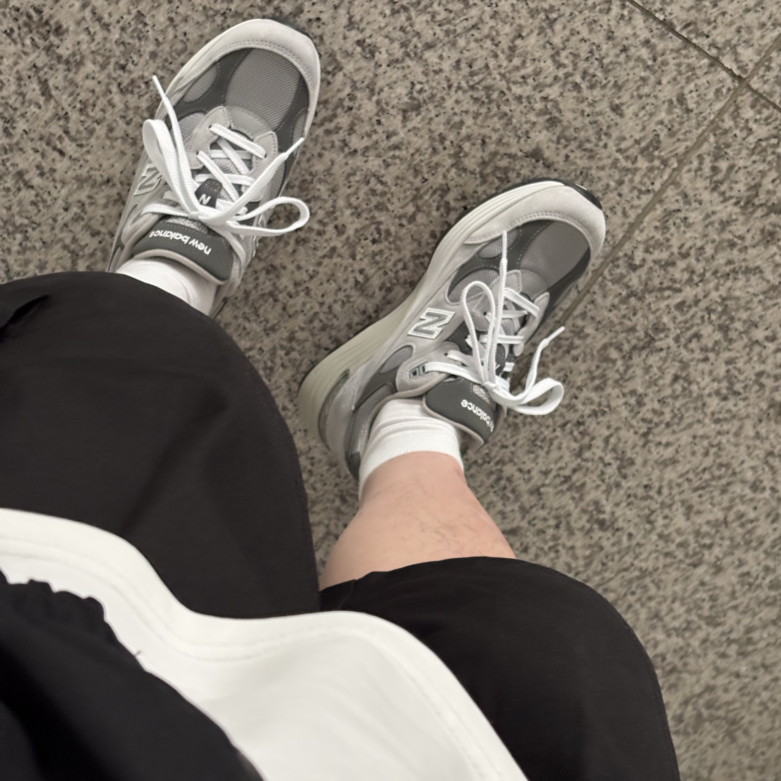 New Balance 992 Made in USA Core Grey Silver Metallic 착용 스타일