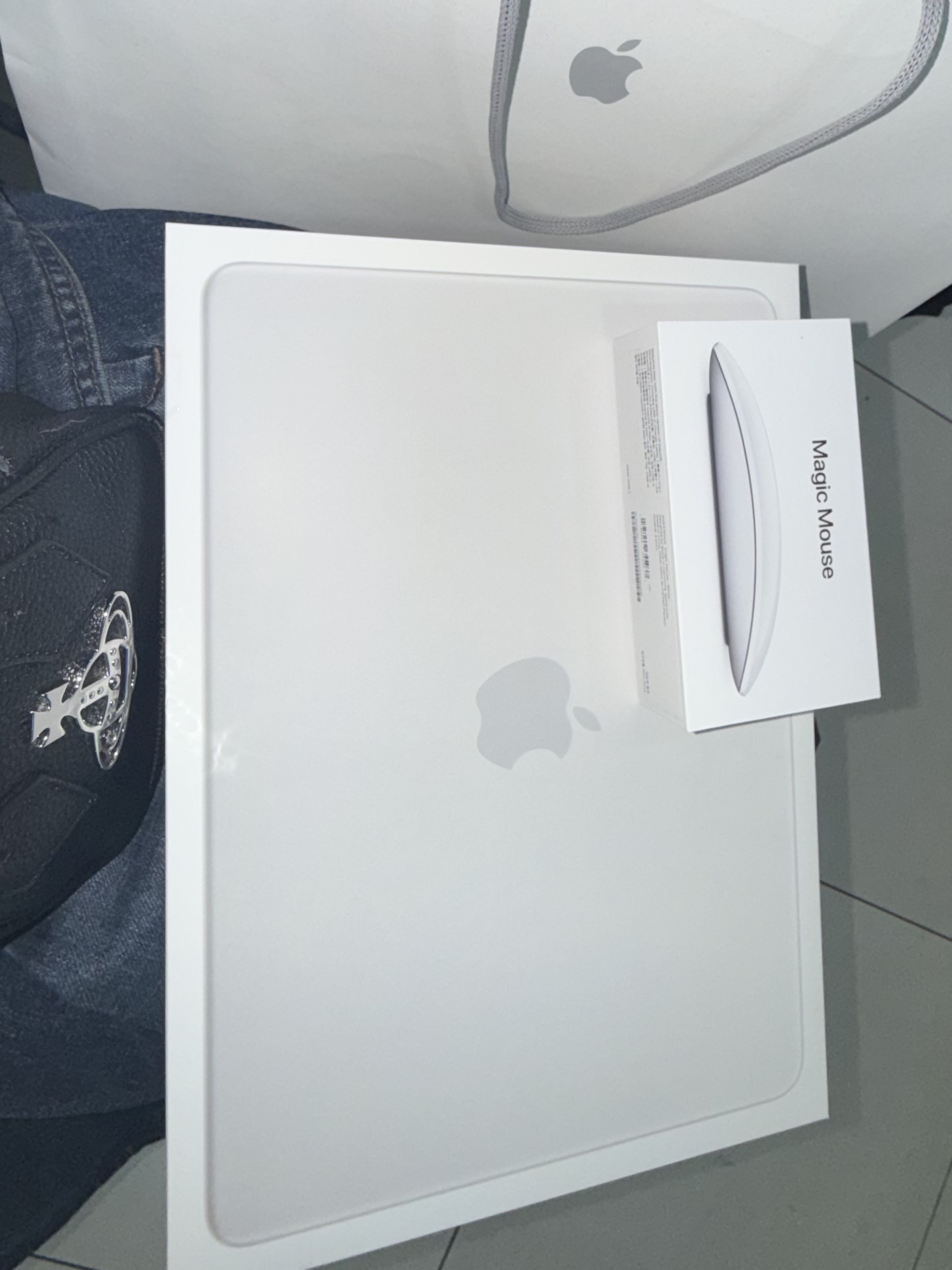 Apple 2026 MacBook Neo A18 Pro 256GB SSD / 8GB RAM Silver (Korean Ver.) 착용 스타일