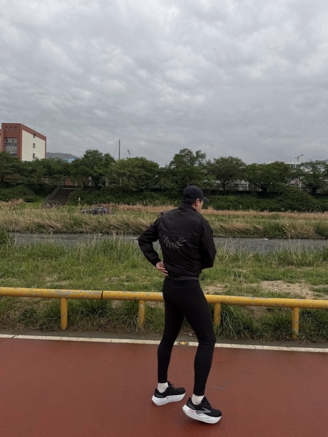 UVU Wind Jacket Black, UVU Windproof Gilet Black 착용 스타일 - 2