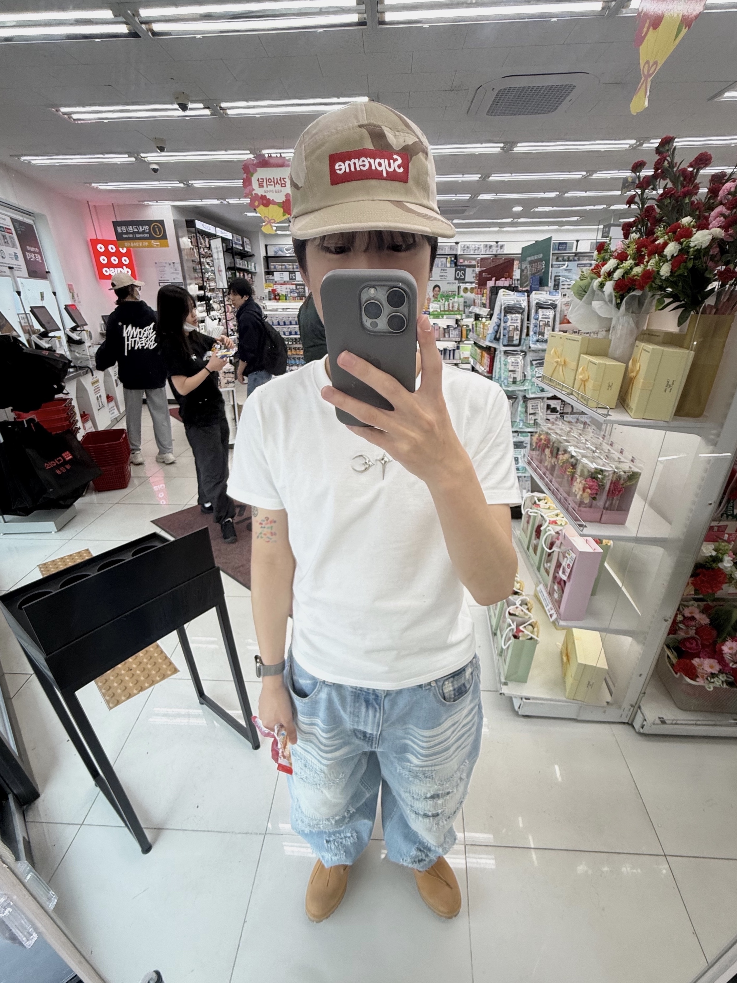 Supreme Washed Chino Twill Camp Cap Desert Camo - 24SS, Thug Club Back T-Shirt Slim White 착용 스타일 - 2