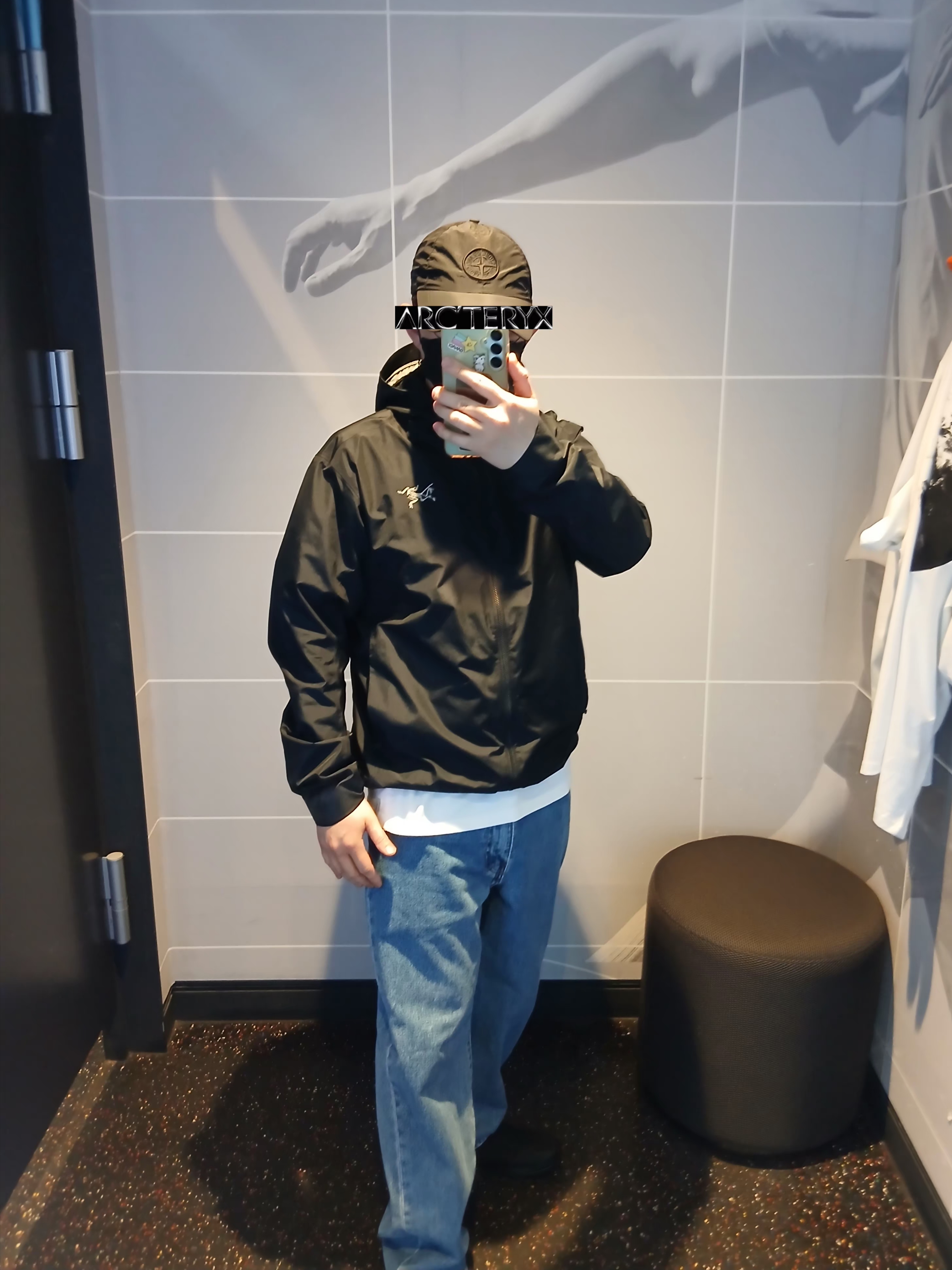 Stone Island 9100011 Nylon Metal in Econyl Baseball Cap with Drawcord Compass Embroidery Black, Arc'teryx Solano Hoody Black 착용 스타일 - 3