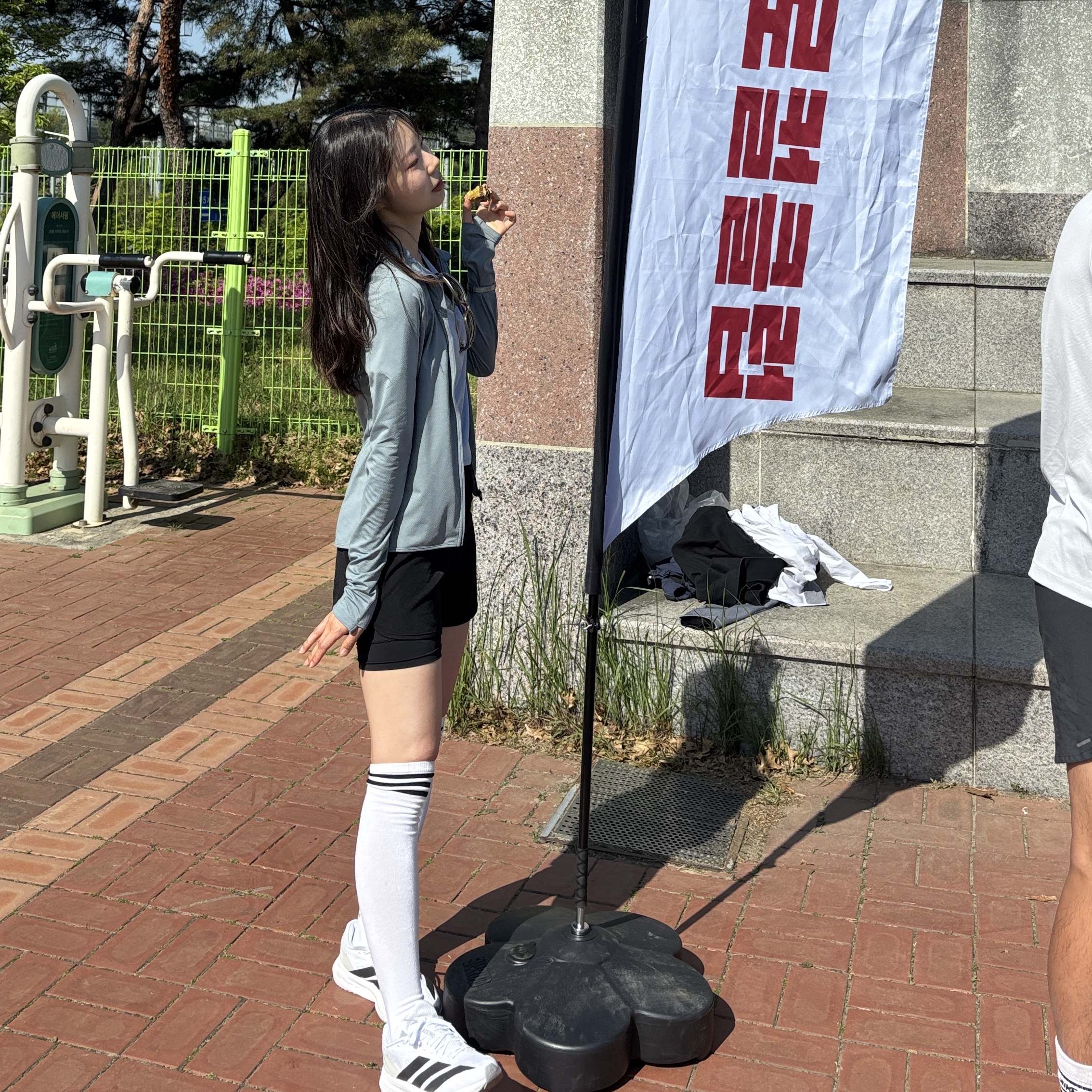 (W) Adidas Adizero SL2 Cloud White Core Black, [KREAM 단독] runwhither Classic Line Singlet Navy 착용 스타일 - 2