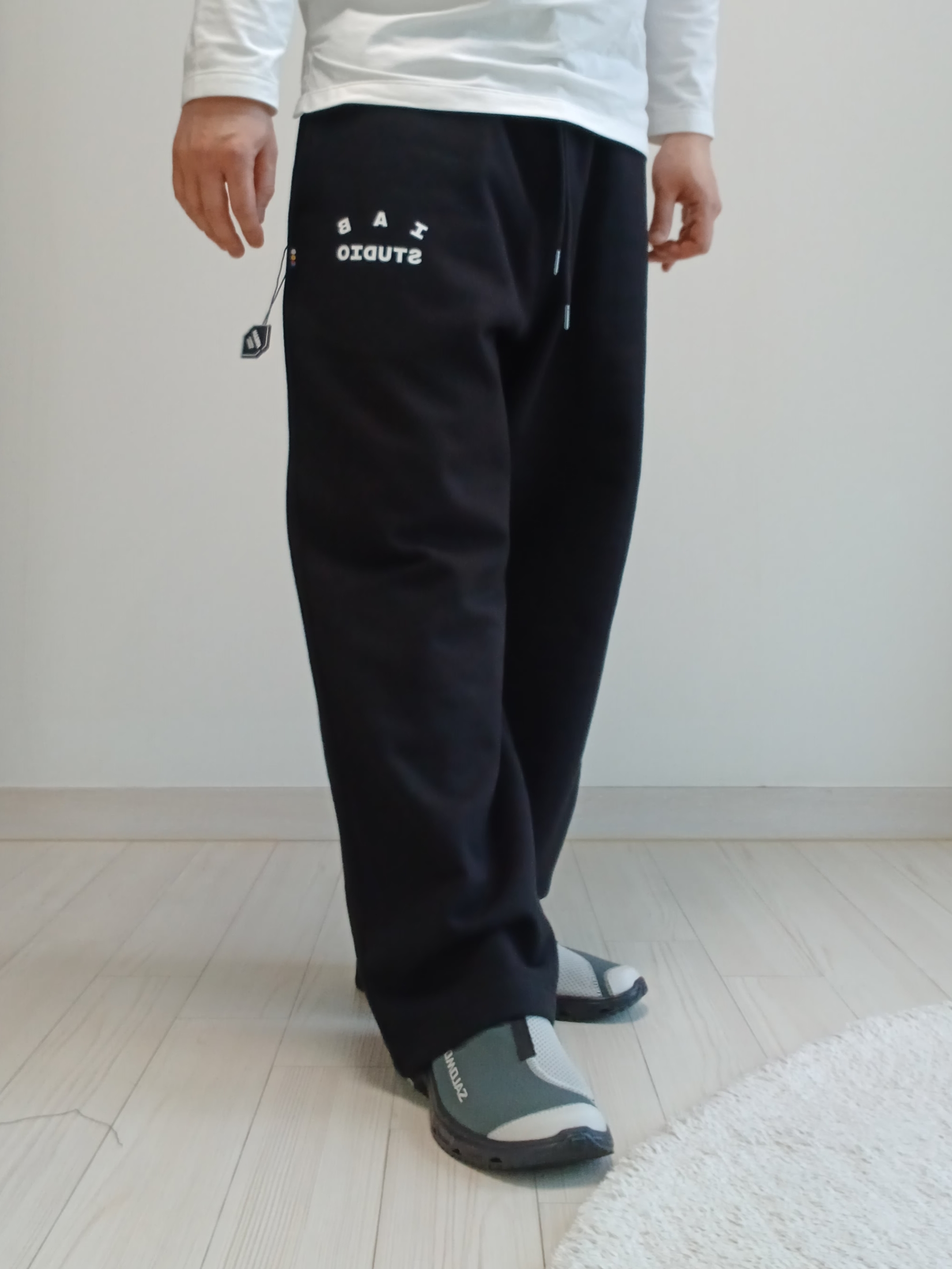IAB Studio IAB Sweatpants Black, Salomon RX Slide 3.0 Urban Chic Lunar Rock 착용 스타일 - 5