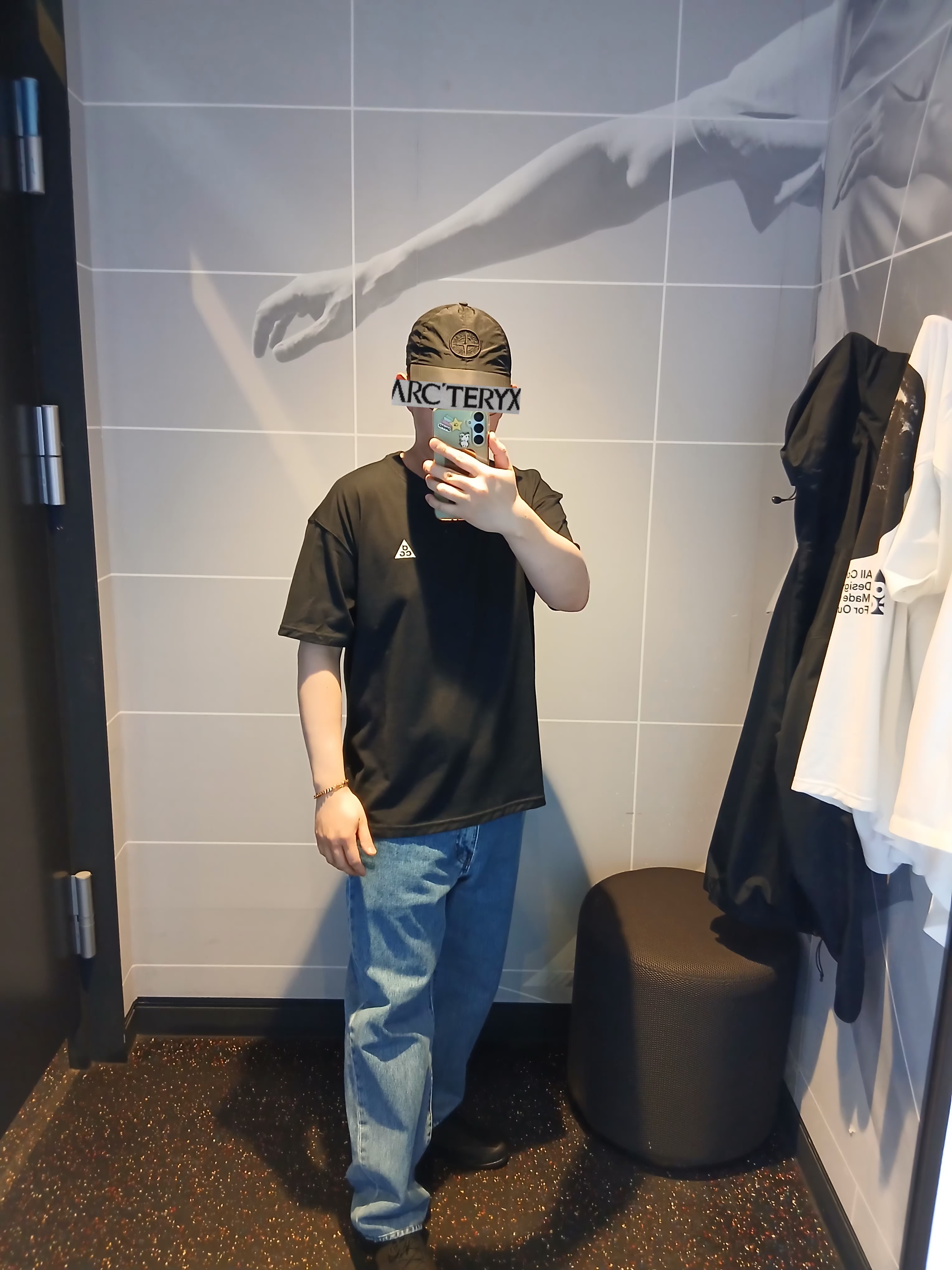 Stone Island 9100011 Nylon Metal in Econyl Baseball Cap with Drawcord Compass Embroidery Black, Arc'teryx Solano Hoody Black 착용 스타일 - 6