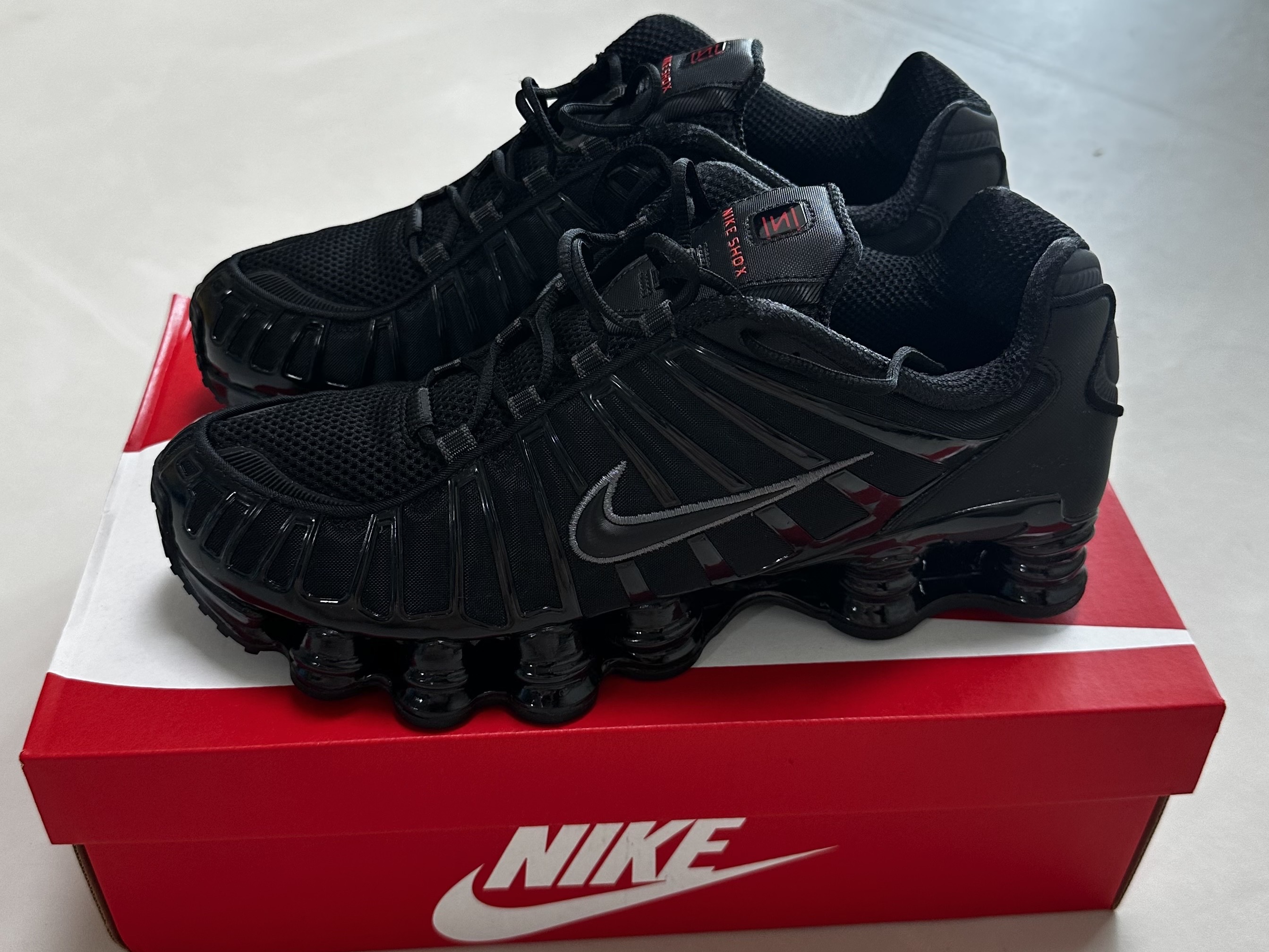 Nike Shox TL Black Metallic Hematite 착용 스타일