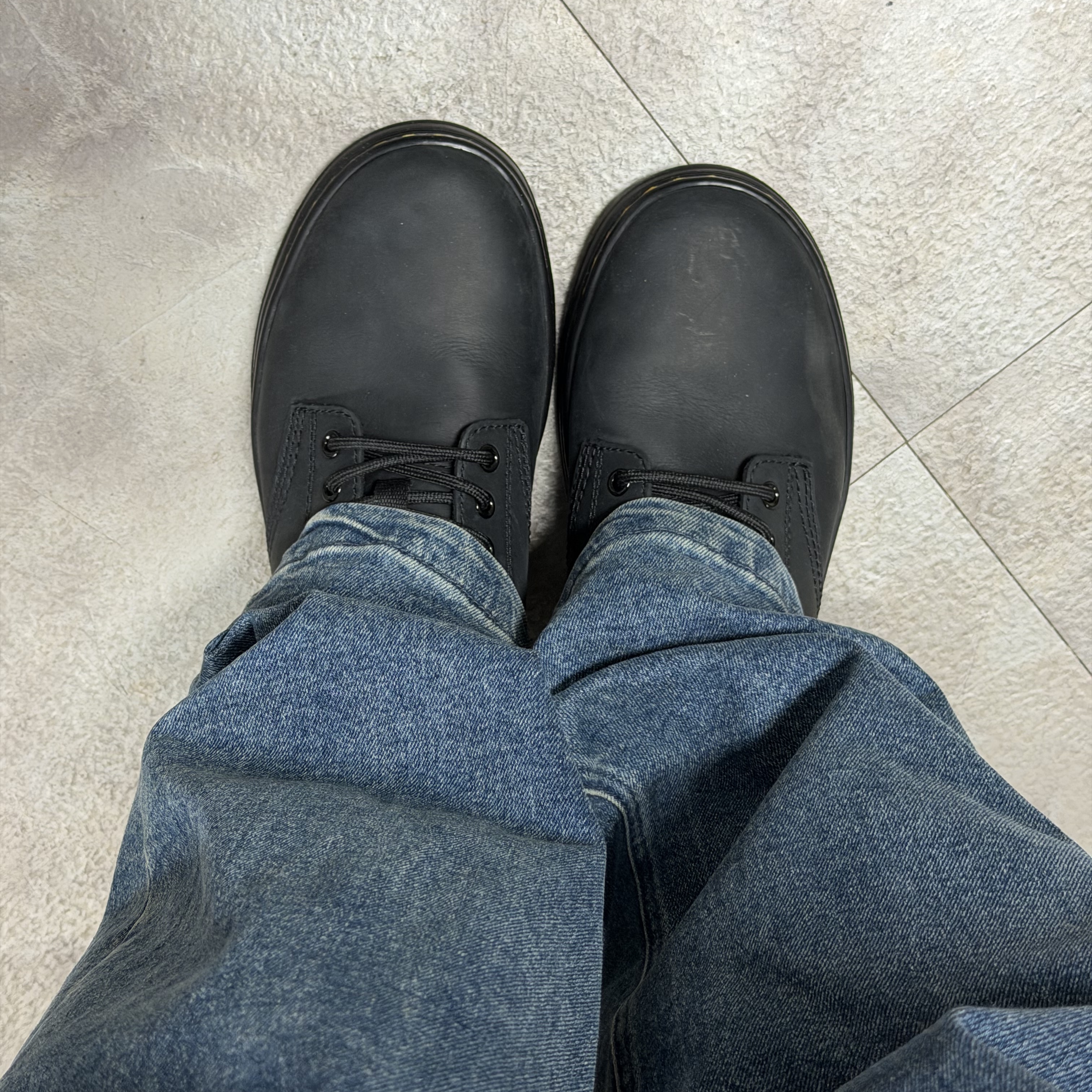 Dr. Martens Reeder Wyoming Leather Utility Shoes Black 착용 스타일 - 2