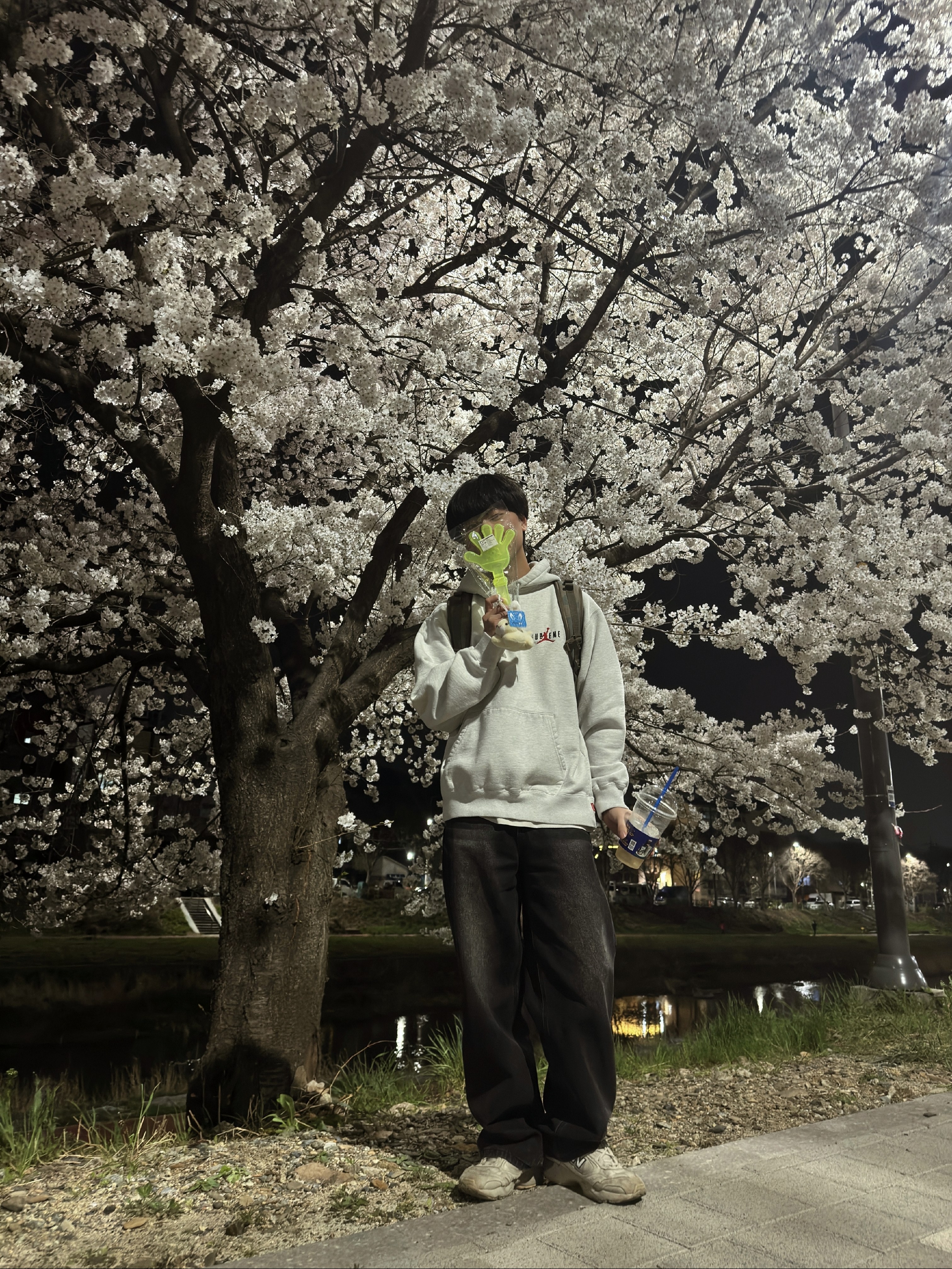 Supreme x Jordan Hooded Sweatshirt Ash Grey - 24FW, Human Made x Blue Bottle Coffee Sipper Straw Bottle White 착용 스타일 - 1