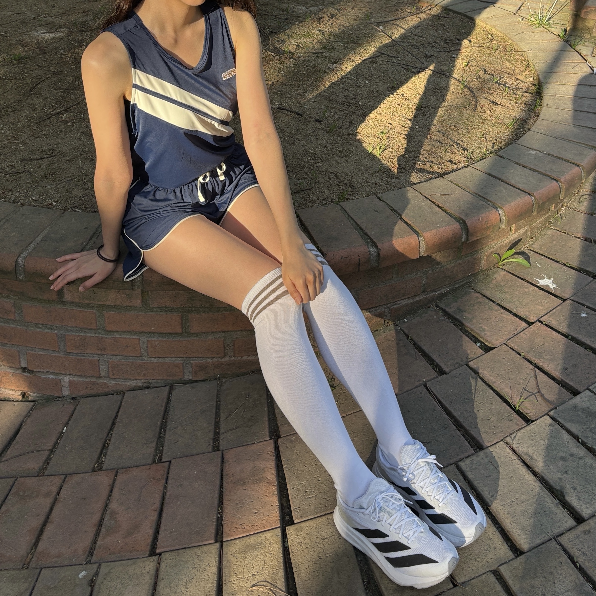 (W) Adidas Adizero SL2 Cloud White Core Black, [KREAM 단독] runwhither Classic Line Singlet Navy 착용 스타일 - 5