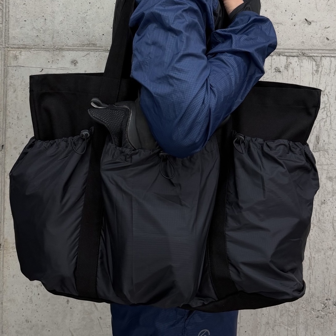 THE WARLD C.N Tote Bag Black 착용 스타일 - 2