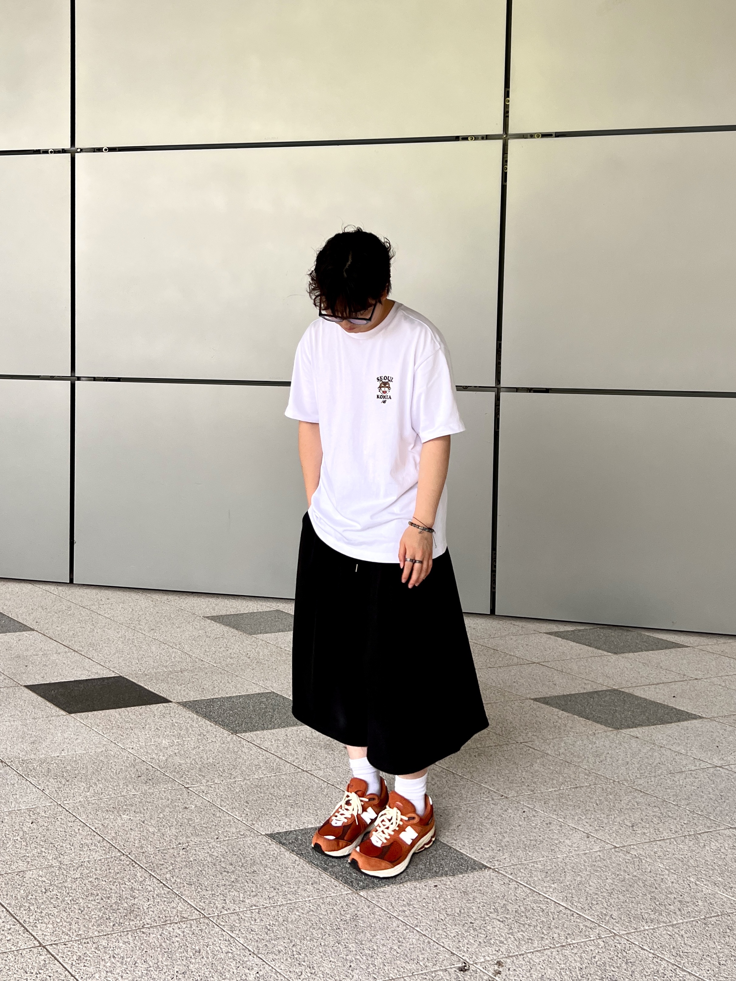 New Balance Seoul Tiger Semi Over Fit T-Shirt White, New Balance 2002R Rust Oxide 착용 스타일 - 1