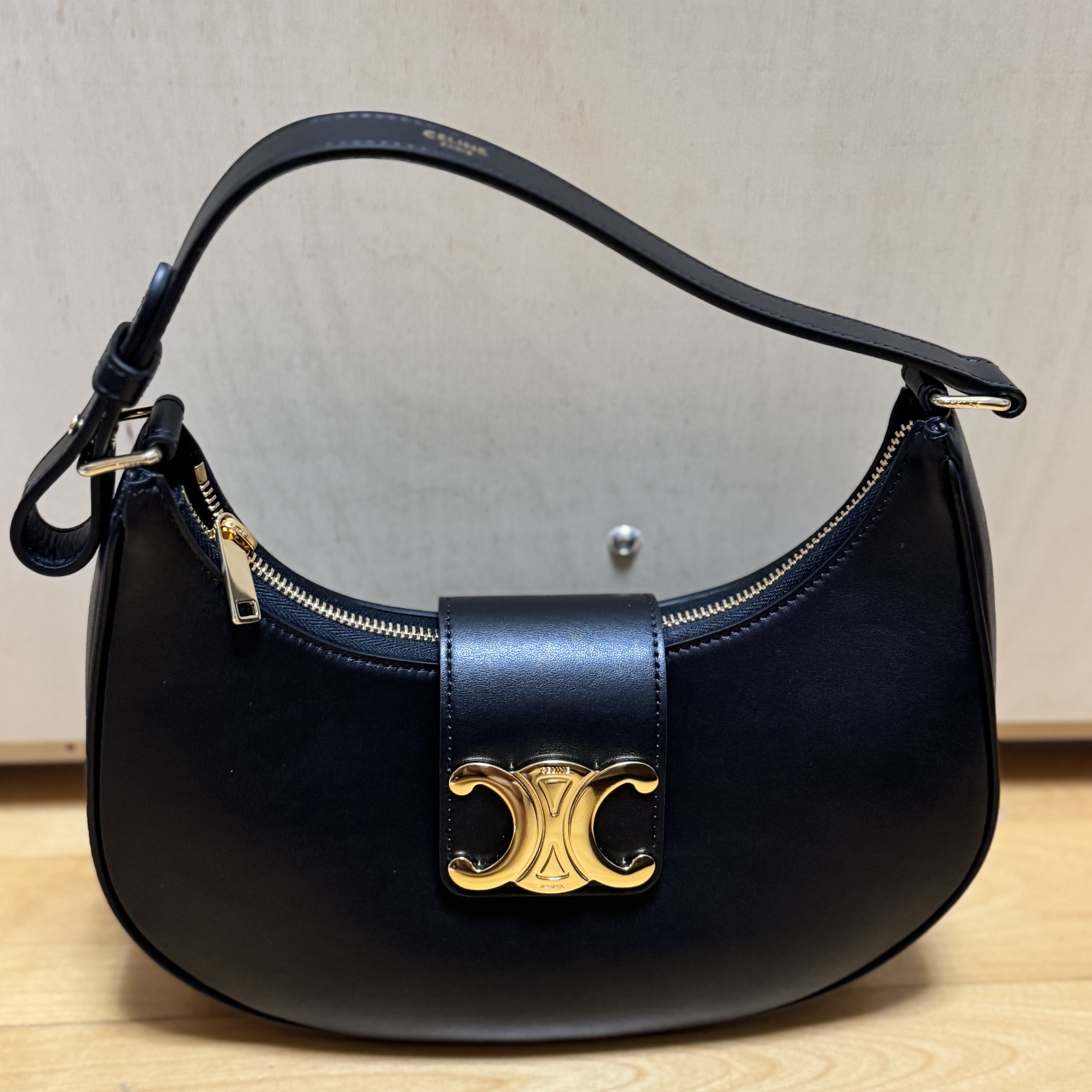 Celine Medium Ava Triomphe Bag in Smooth Calfskin Black 착용 스타일 - 1