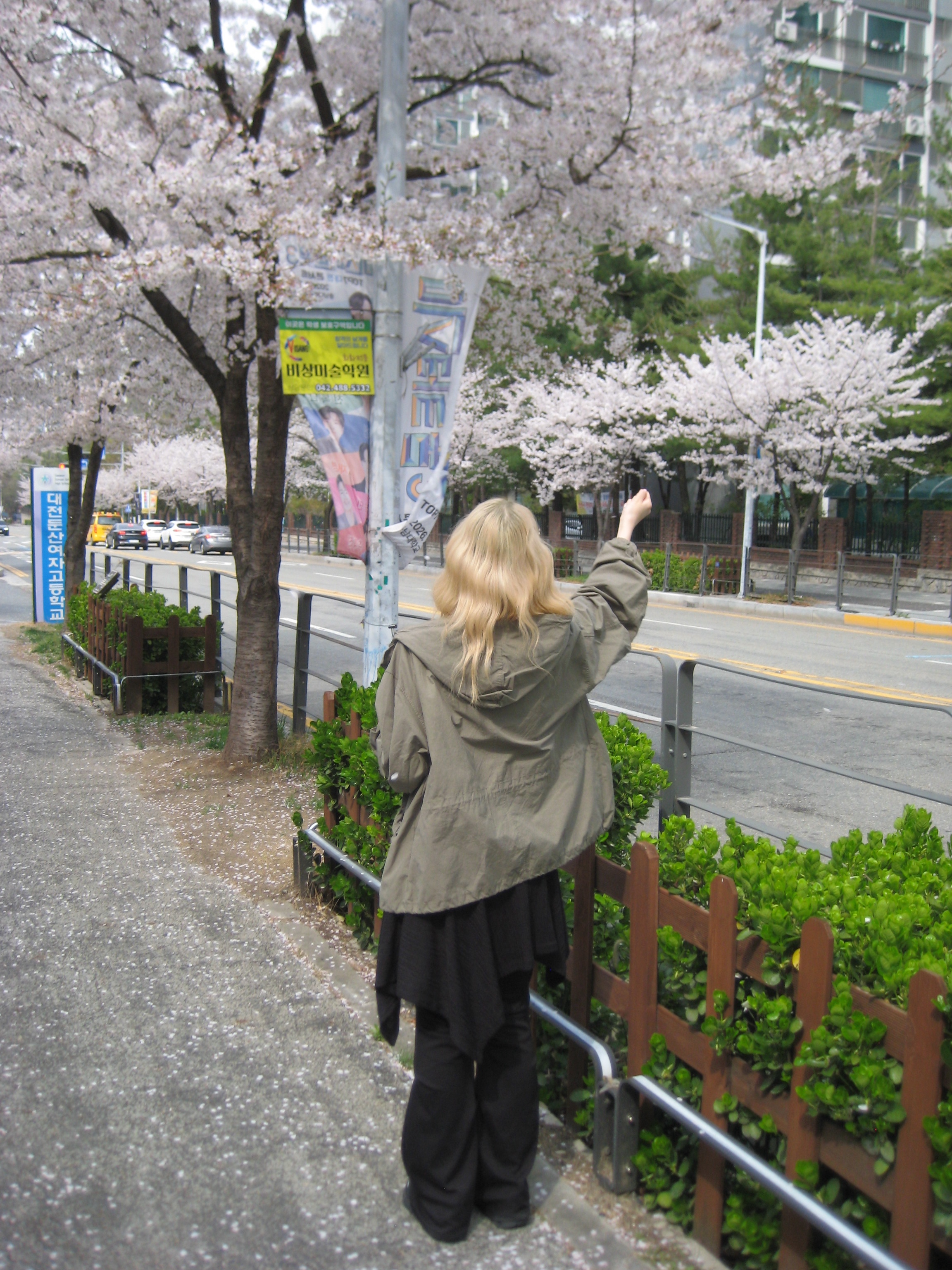 (W) On Running Cloud 6 Geo Waterproof Black, (W) Miseki Seoul Unbalanced Flow Mini Skirt Black 착용 스타일 - 2
