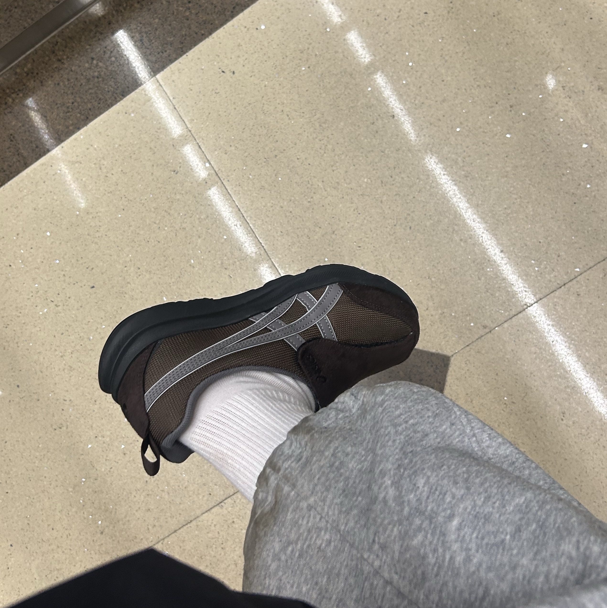 Asics Life Walker 010 Coffee - 3E Wide 착용 스타일