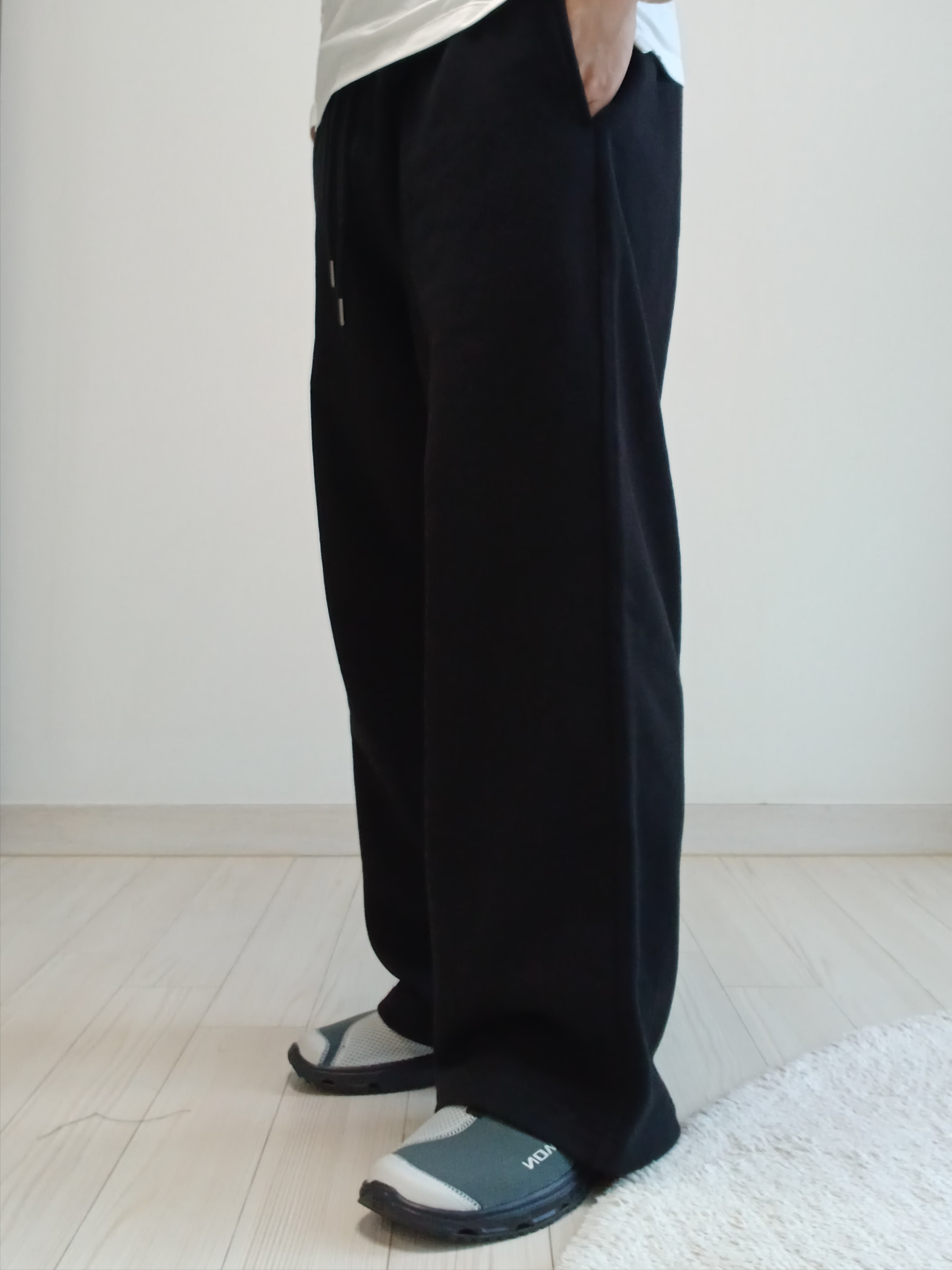 IAB Studio IAB Sweatpants Black, Salomon RX Slide 3.0 Urban Chic Lunar Rock 착용 스타일 - 4