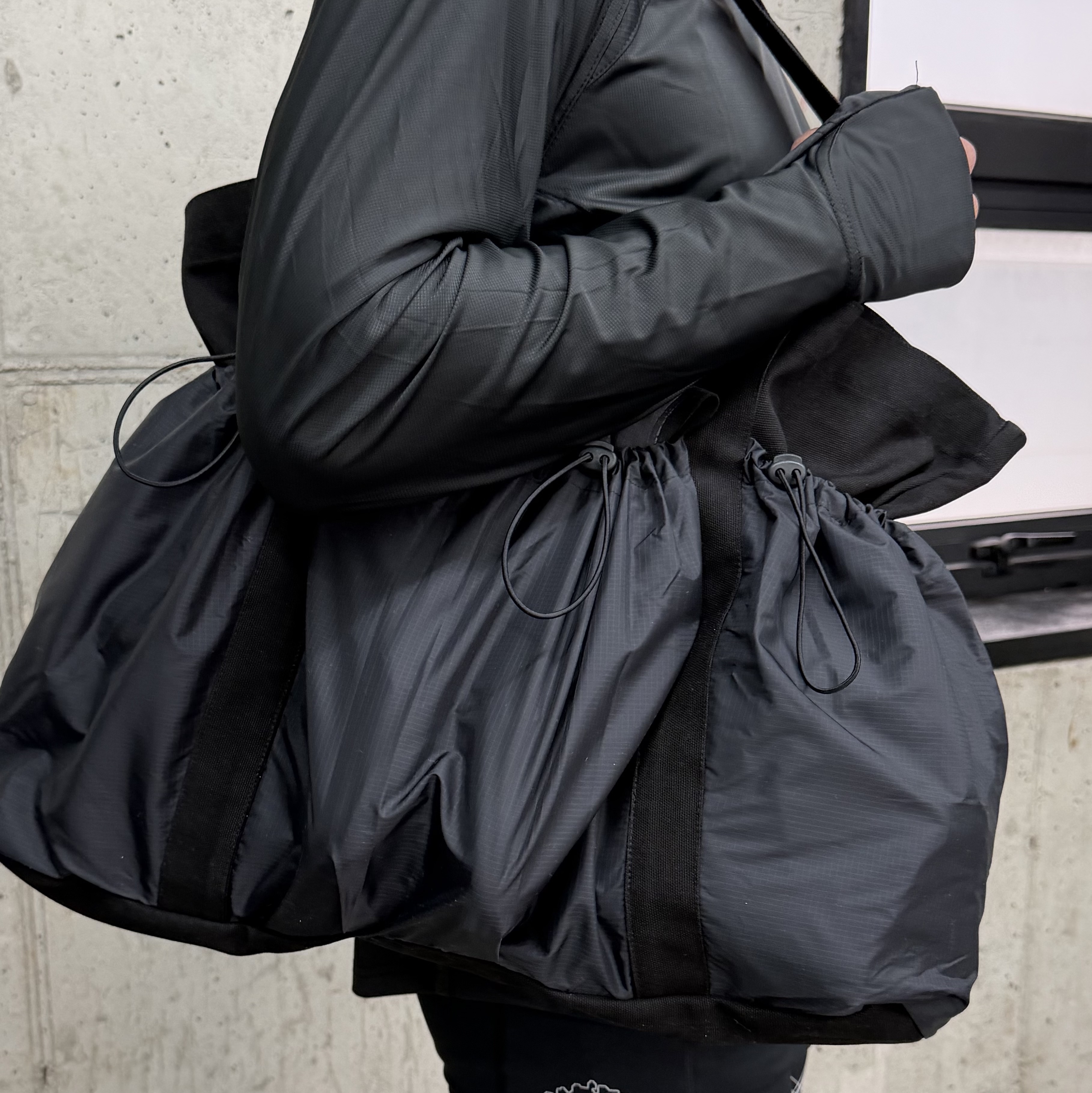 THE WARLD C.N Tote Bag Black 착용 스타일 - 1