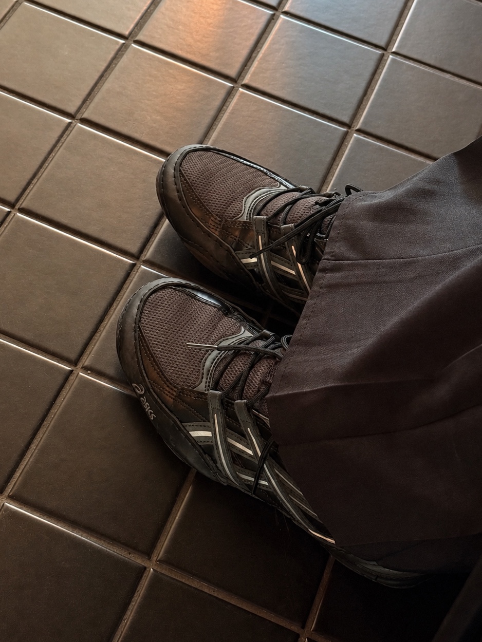 Asics Hypersync Graphite Grey Black 착용 스타일 - 2