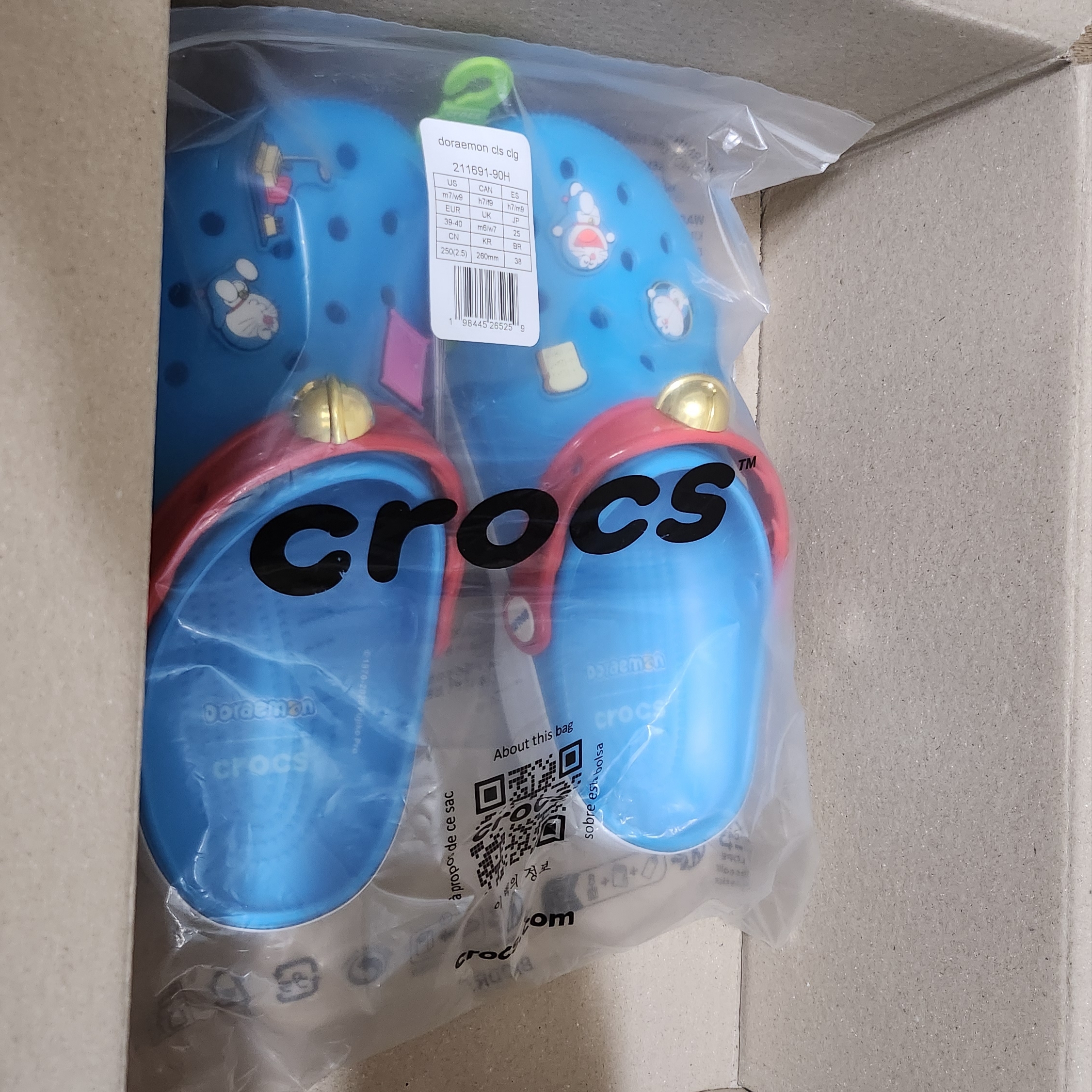 Crocs x Doraemon Classic Clog Multi 착용 스타일 - 6