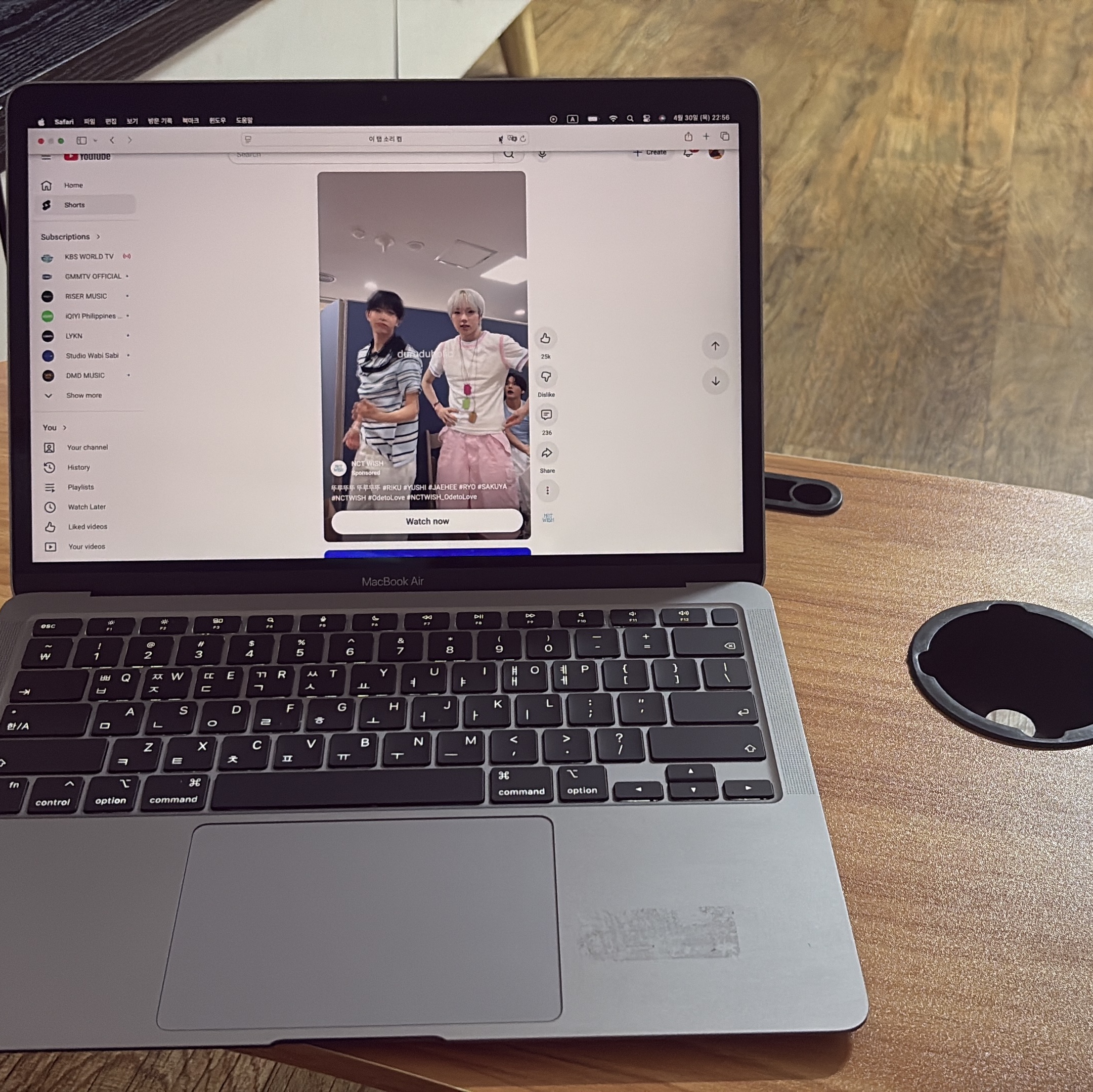 [A등급] Refurbished Apple MacBook Air 13 M1 RAM 8G SSD 256GB Space gray 착용 스타일 - 2