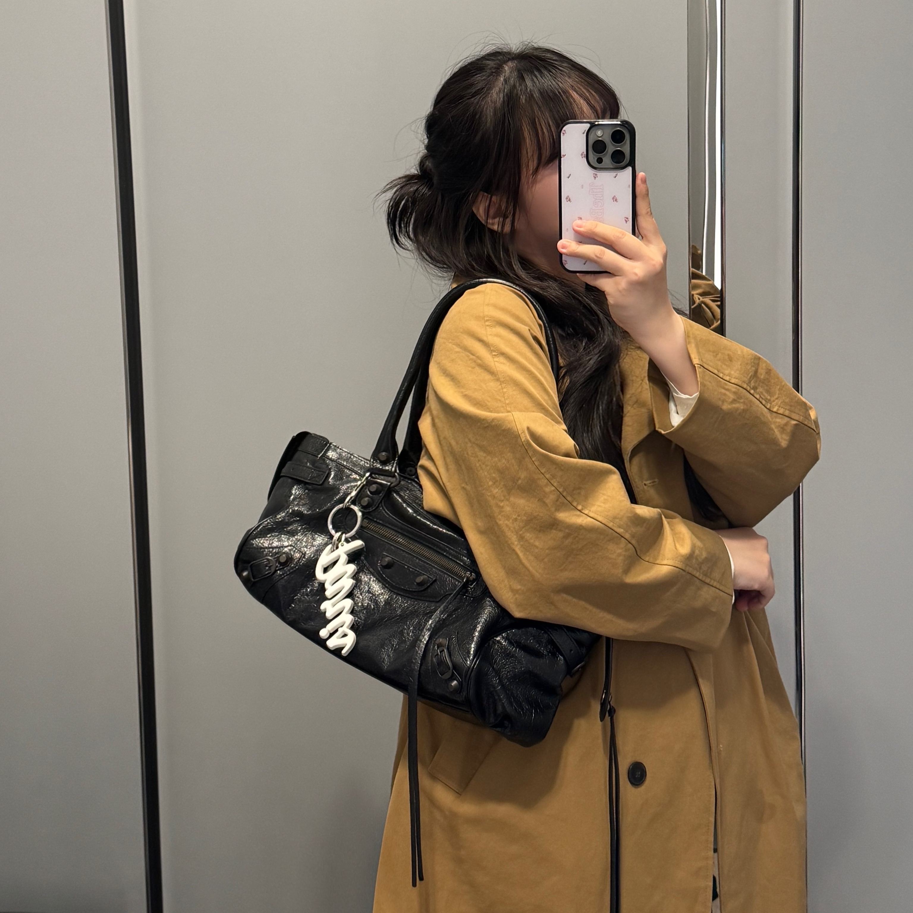 Balenciaga Le City Bag East-West Black 착용 스타일 - 1