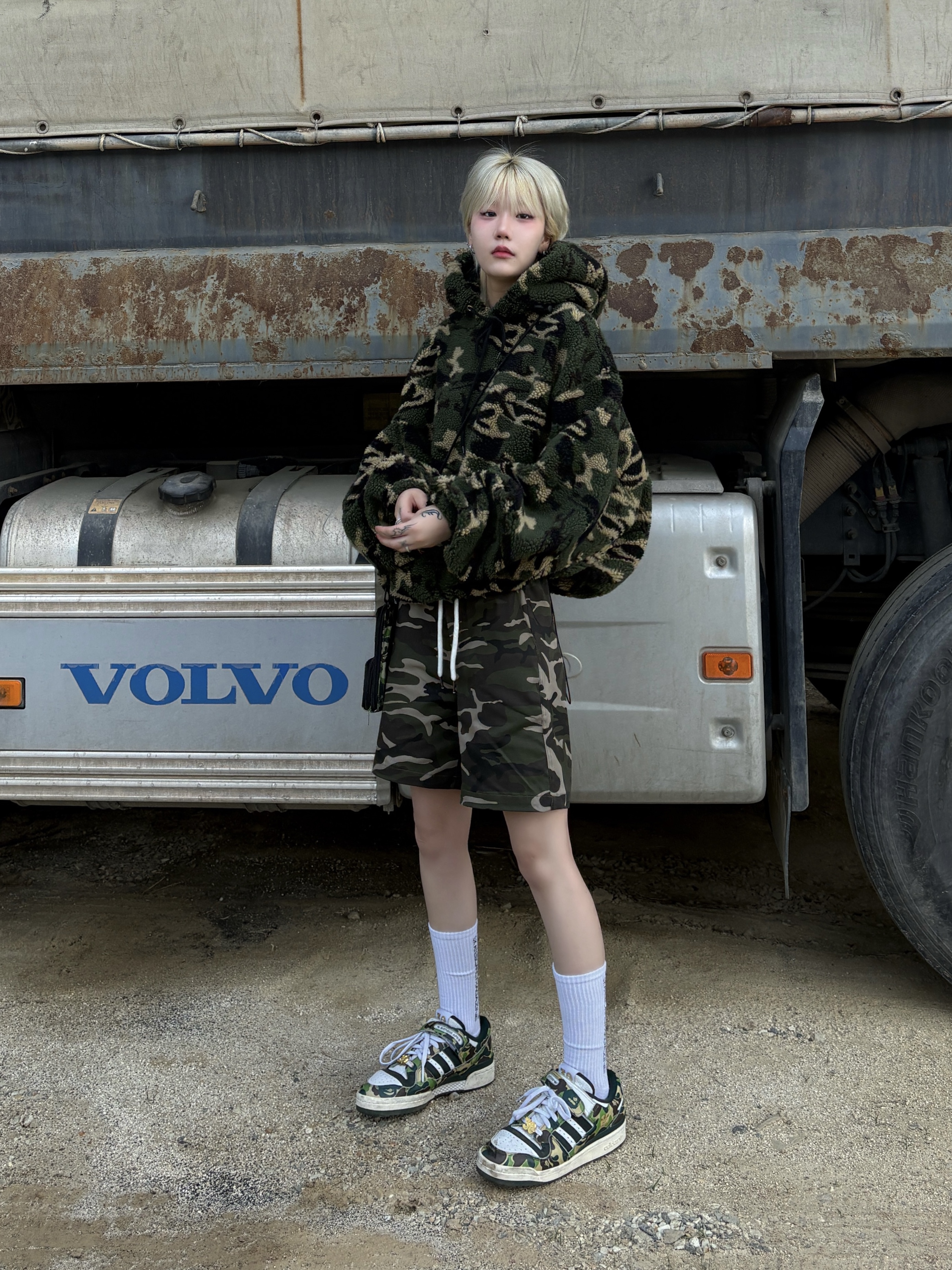 Adidas x BAPE Forum 84 Low Green Camo, THRASHER (3Pack) Magazine Logo Crew Socks White 착용 스타일 - 1
