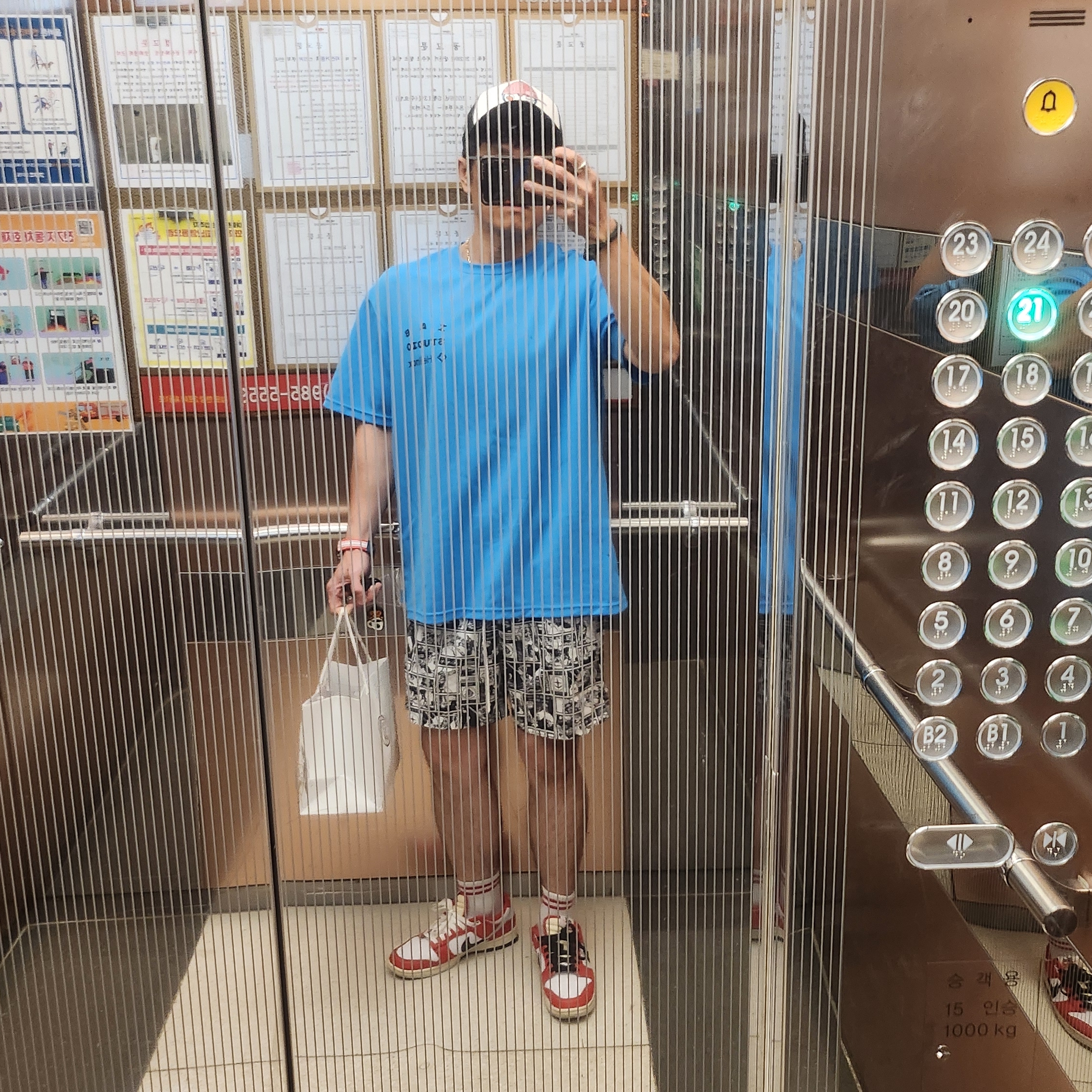 IAB Studio x Helinox T-Shirt Cyan Blue, Nike Dunk Low Retro PRM University Red Black 착용 스타일