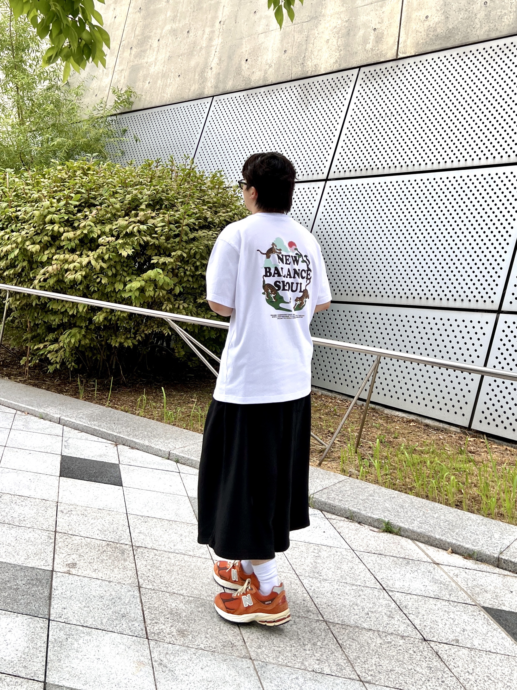 New Balance Seoul Tiger Semi Over Fit T-Shirt White, New Balance 2002R Rust Oxide 착용 스타일 - 2