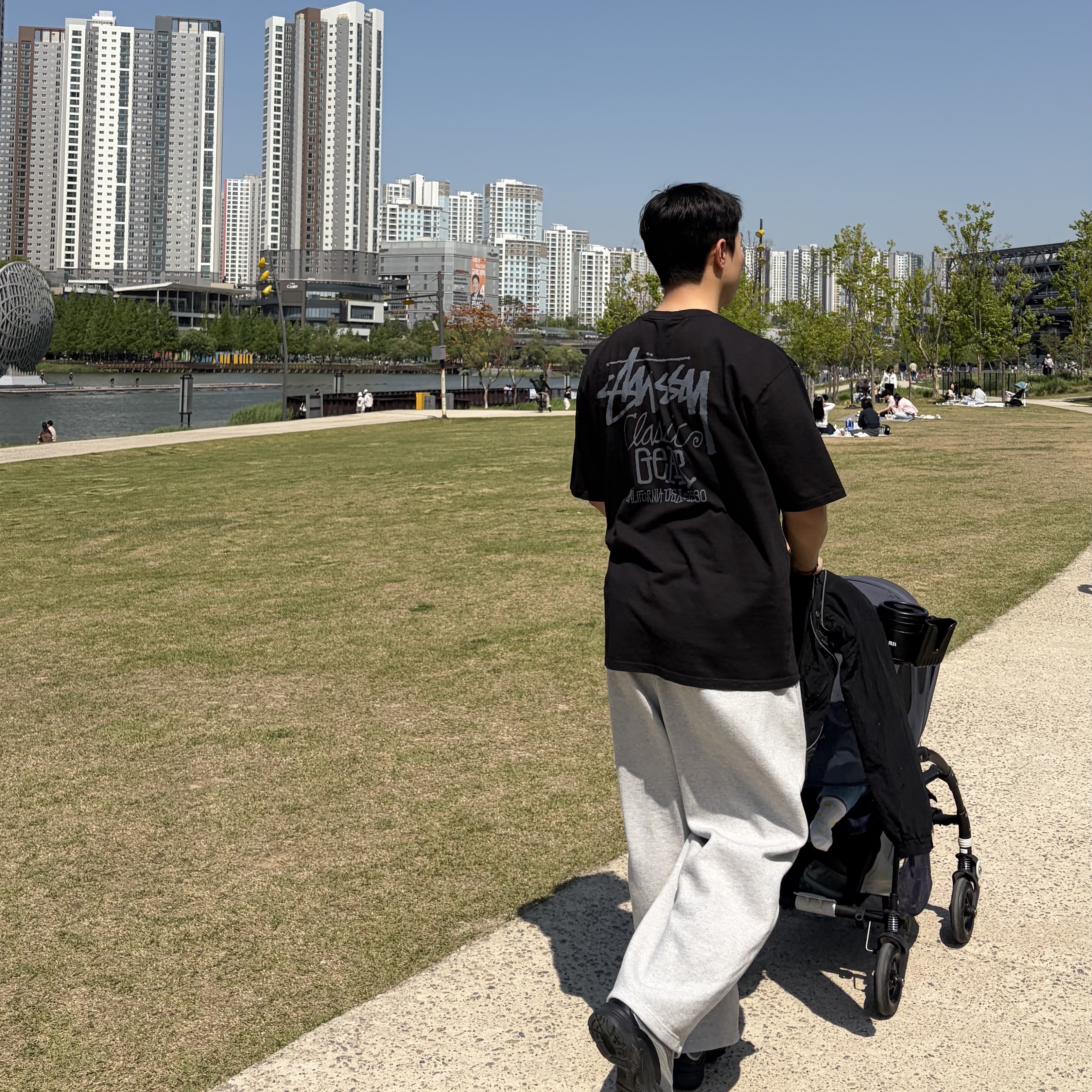Stussy Pigment Dyed Classic Gear T-Shirt Black 착용 스타일