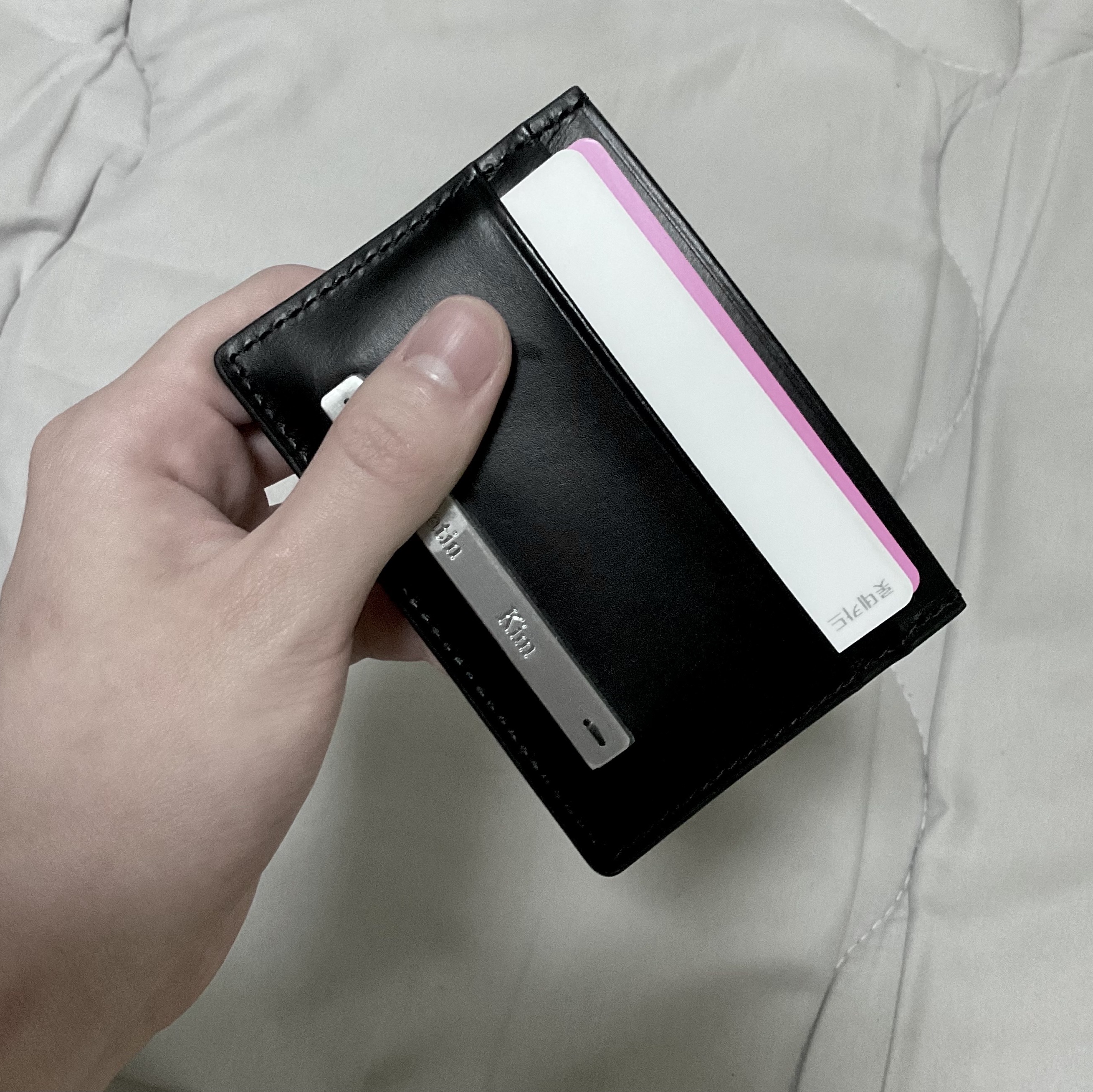 Matin Kim Vintage Card Wallet Black 착용 스타일