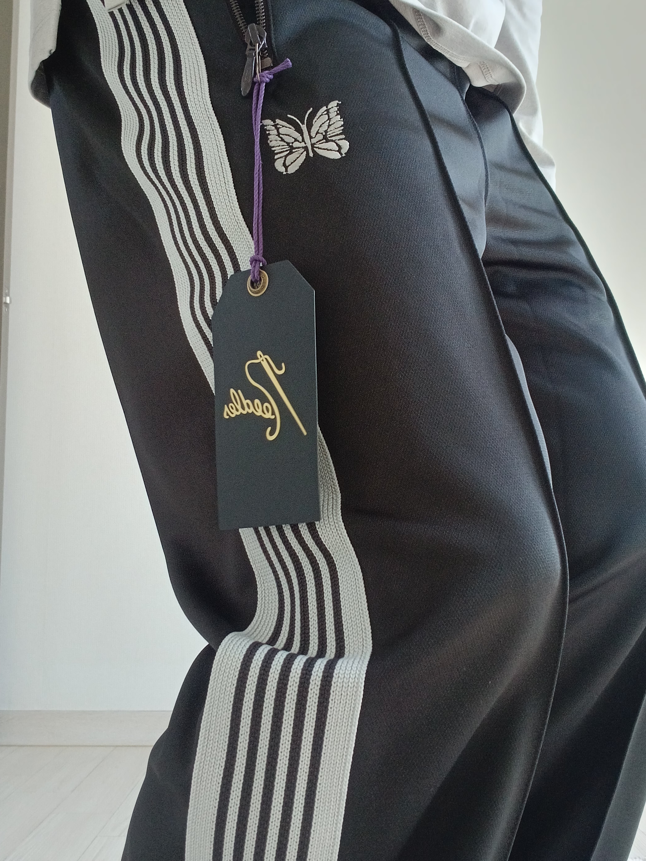 Needles Track Pant Poly Smooth Charcoal, Salomon RX Slide 3.0 Urban Chic Lunar Rock 착용 스타일 - 1