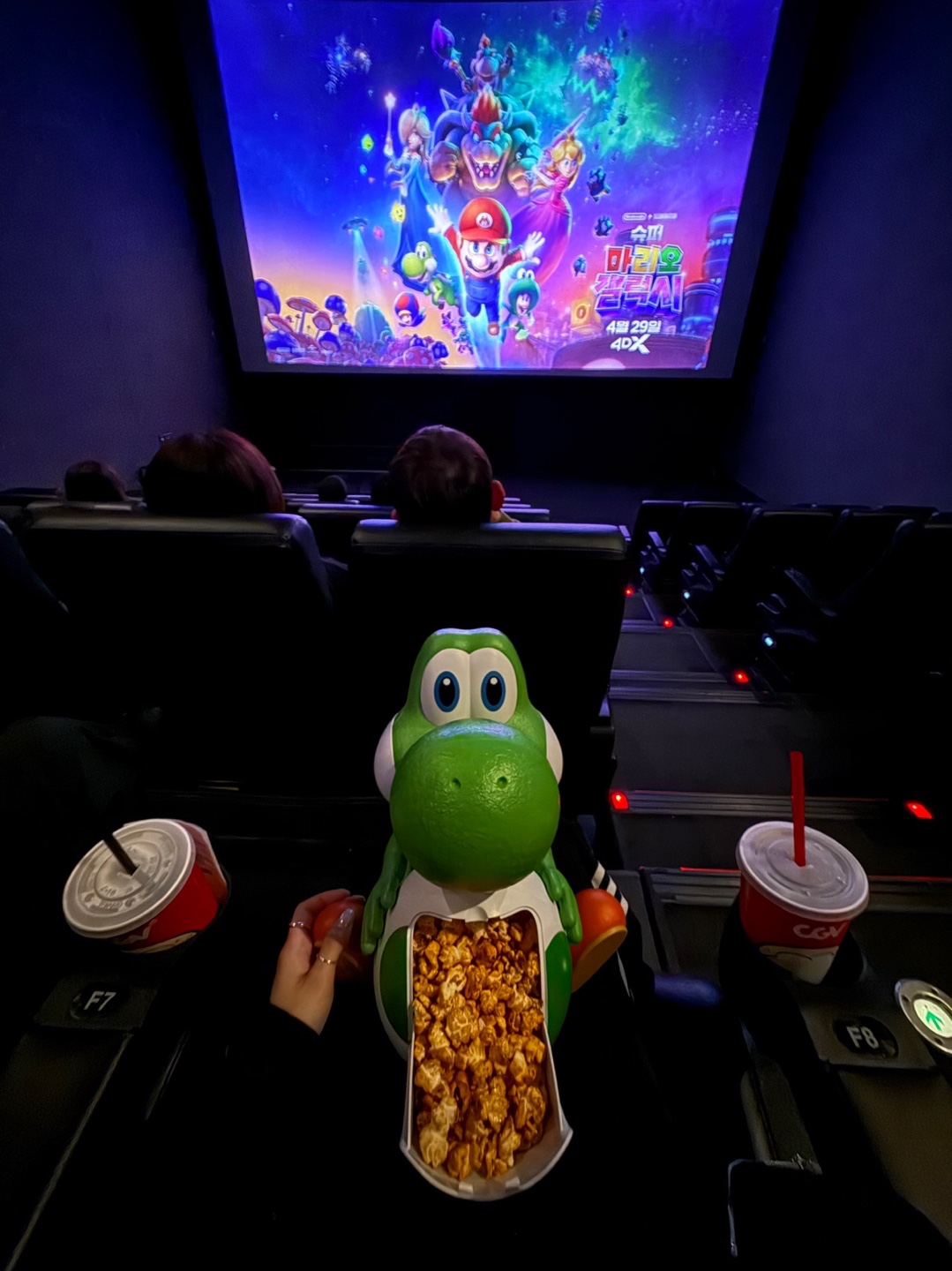CGV x Super Mario Yoshi Popcorn Bucket 착용 스타일 - 4