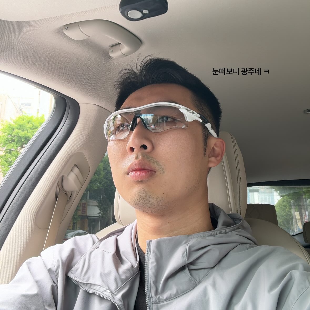Oakley Radarlock Path White Out Frame Clear To Black Iridium Photochromic Lenses Low Bridge Fit 착용 스타일