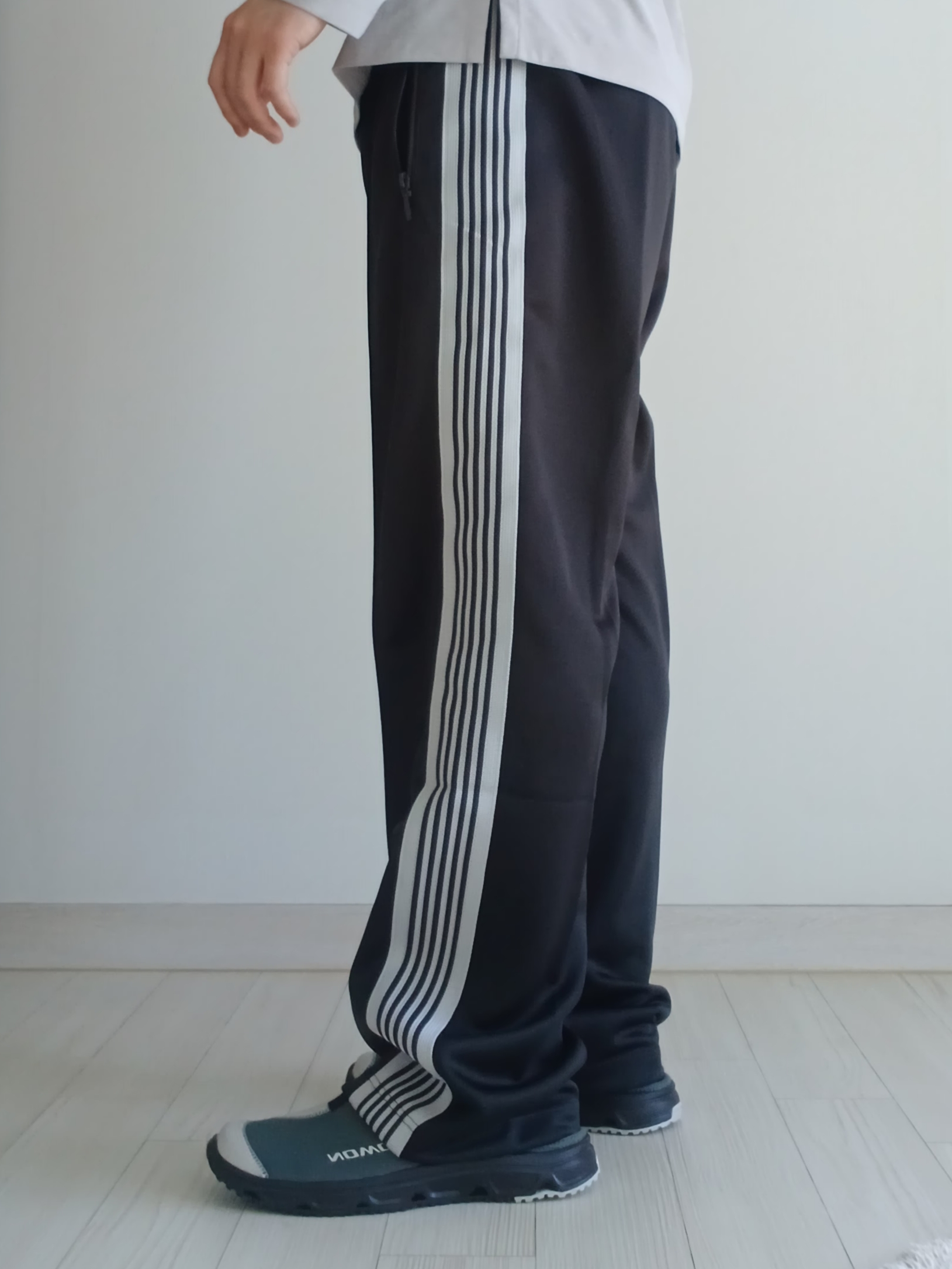 Needles Track Pant Poly Smooth Charcoal, Salomon RX Slide 3.0 Urban Chic Lunar Rock 착용 스타일 - 4