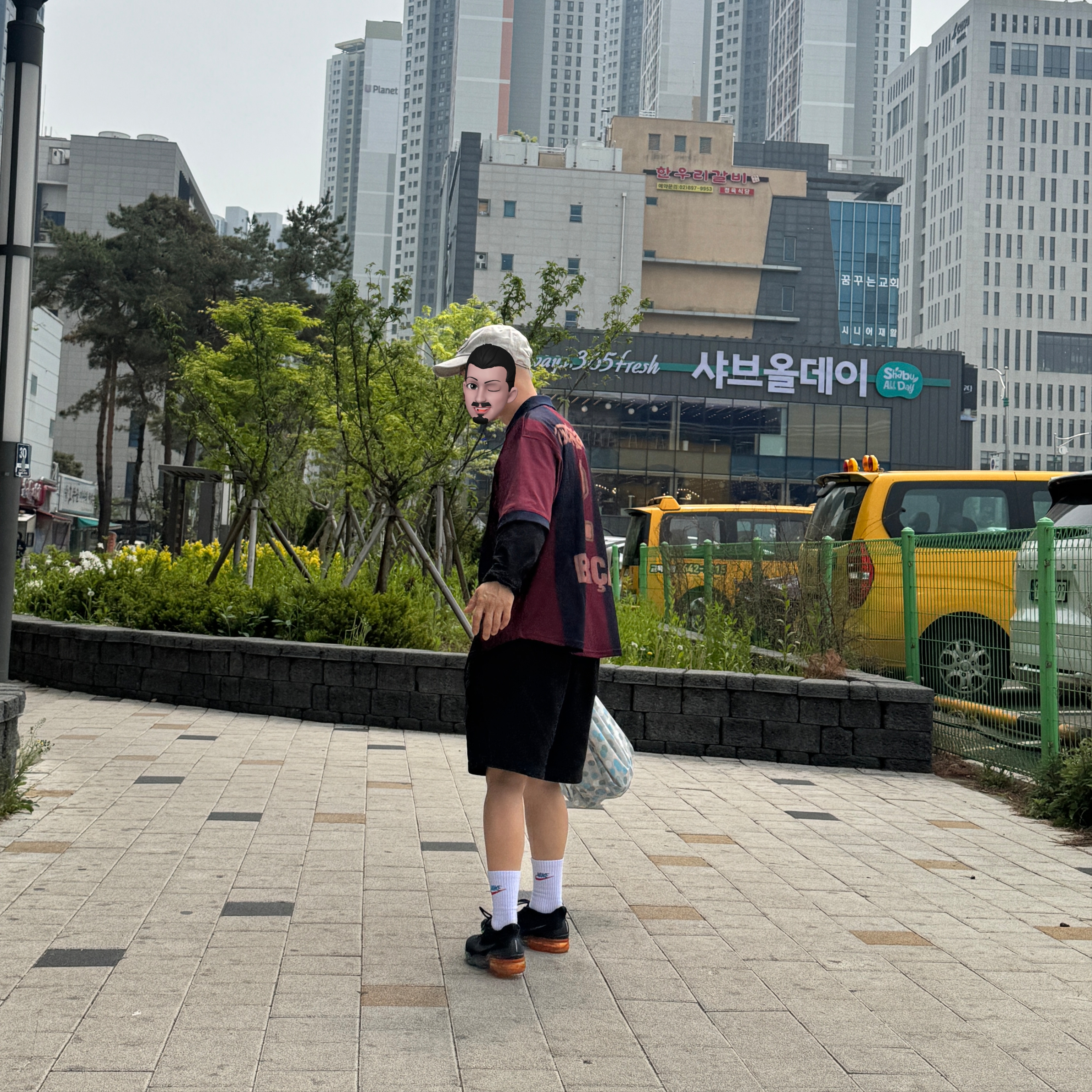 Nike Air Vapormax 2023 Flyknit Black Green Strike, Nike FC Barcelona x Travis Scott Retro 2000/01 Home Skeleton Jersey Multicolor (Non Marking Ver.) 착용 스타일 - 3