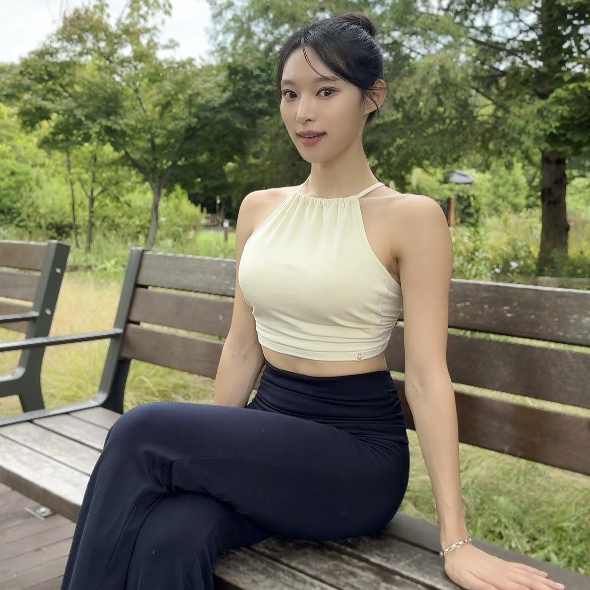 DHYANI Halter point top 2colors 착용 스타일