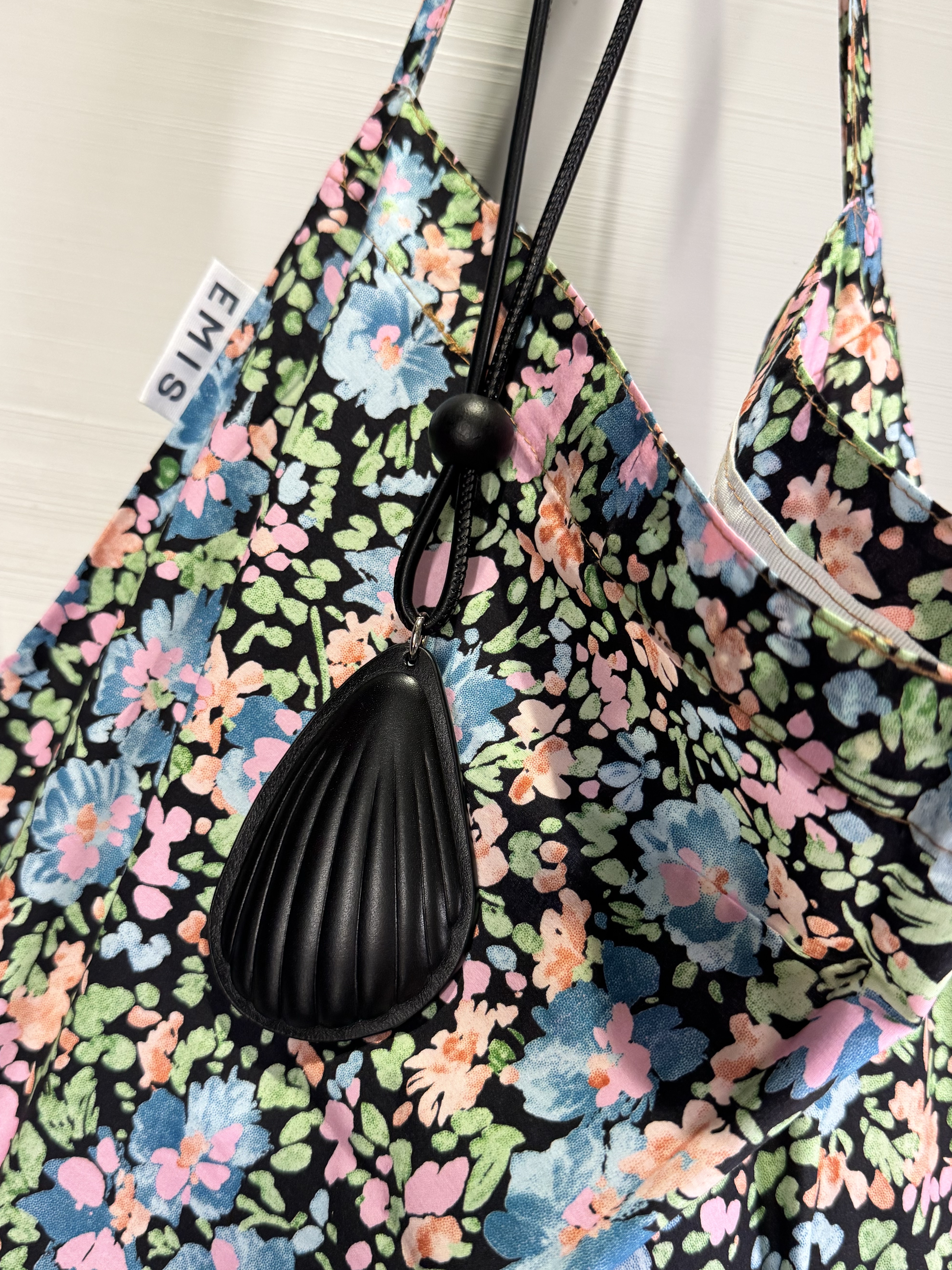 Emis Painting Flower Eco Bag Black, (W) Pandora Moments Open Bangle Sterling Silver 착용 스타일 - 4