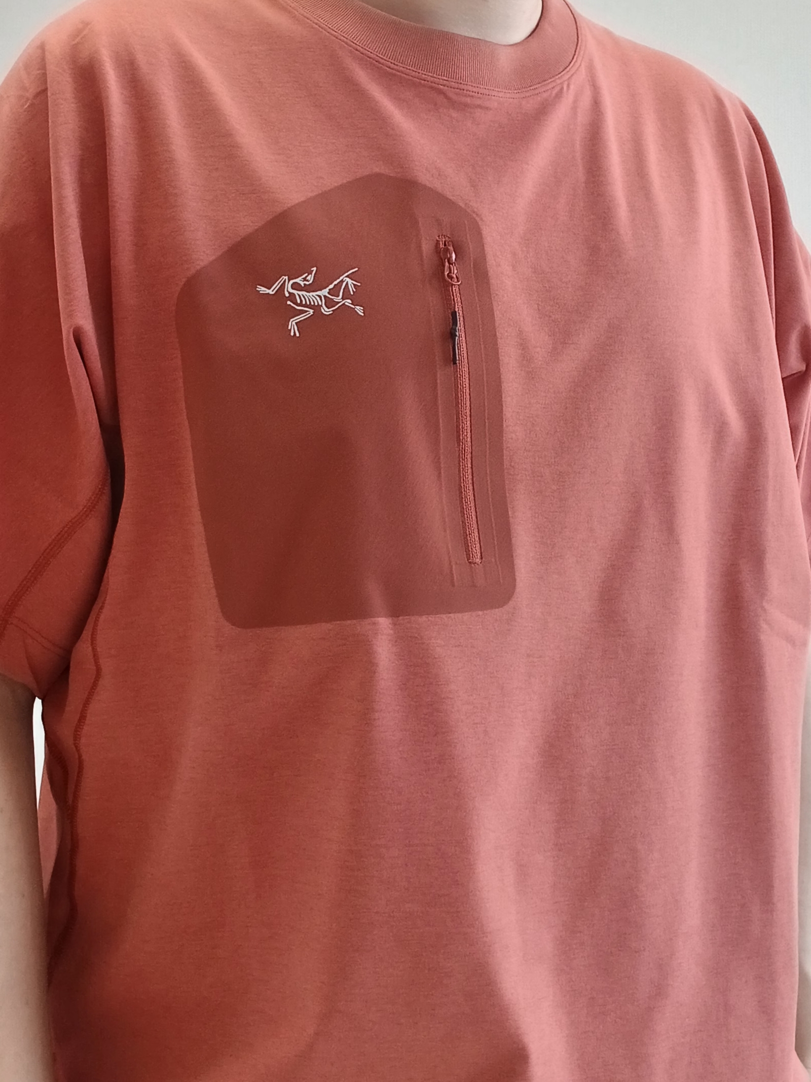 Arc'teryx Konseal Pocket SS T-Shirt Stone Red Dk Stone 착용 스타일 - 3