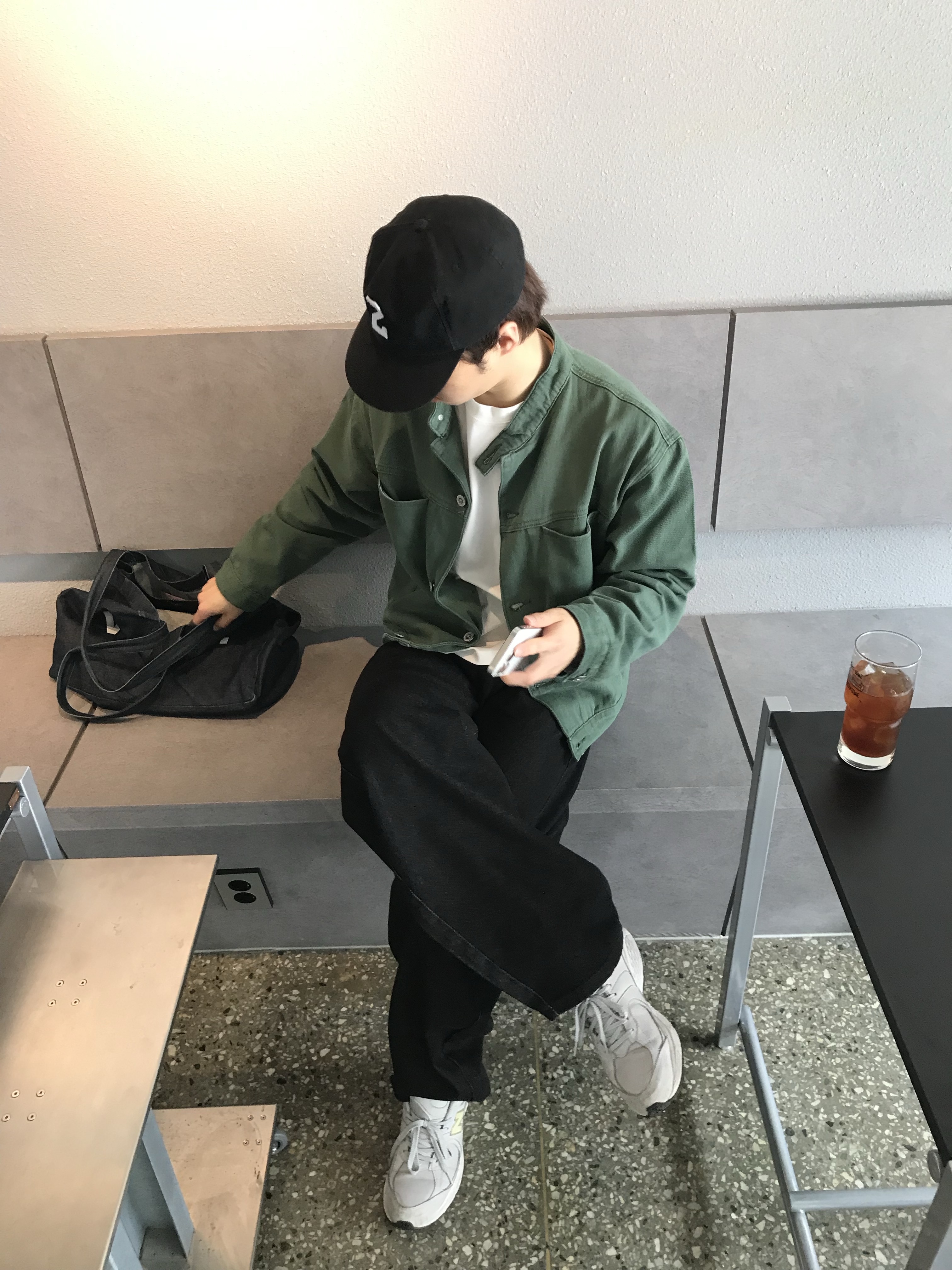 A.P.C. Daniela Shopping Bag Indigo, New Balance 2002R Grey 착용 스타일 - 6