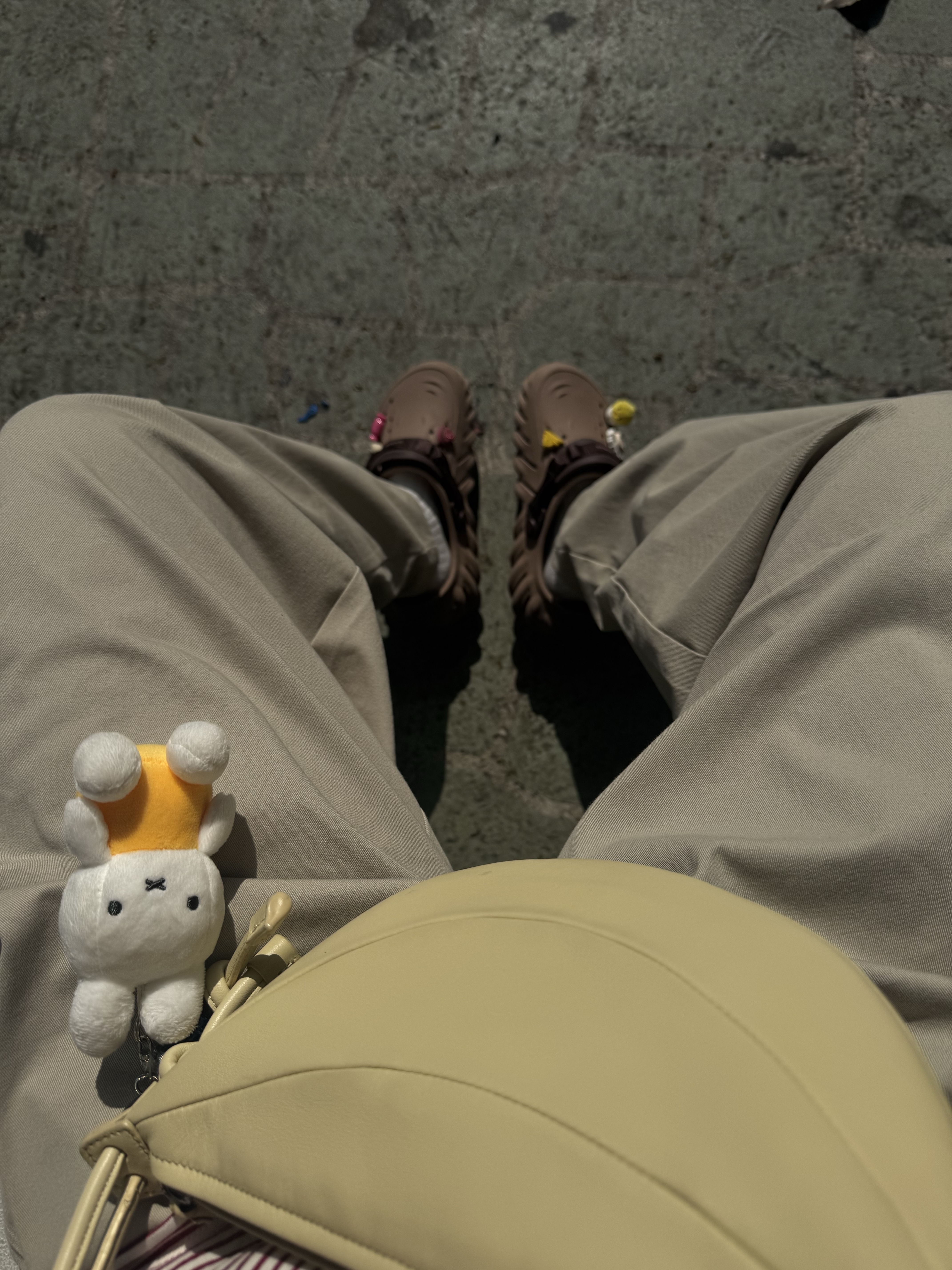 Crocs Echo Clog Latte 착용 스타일 - 2