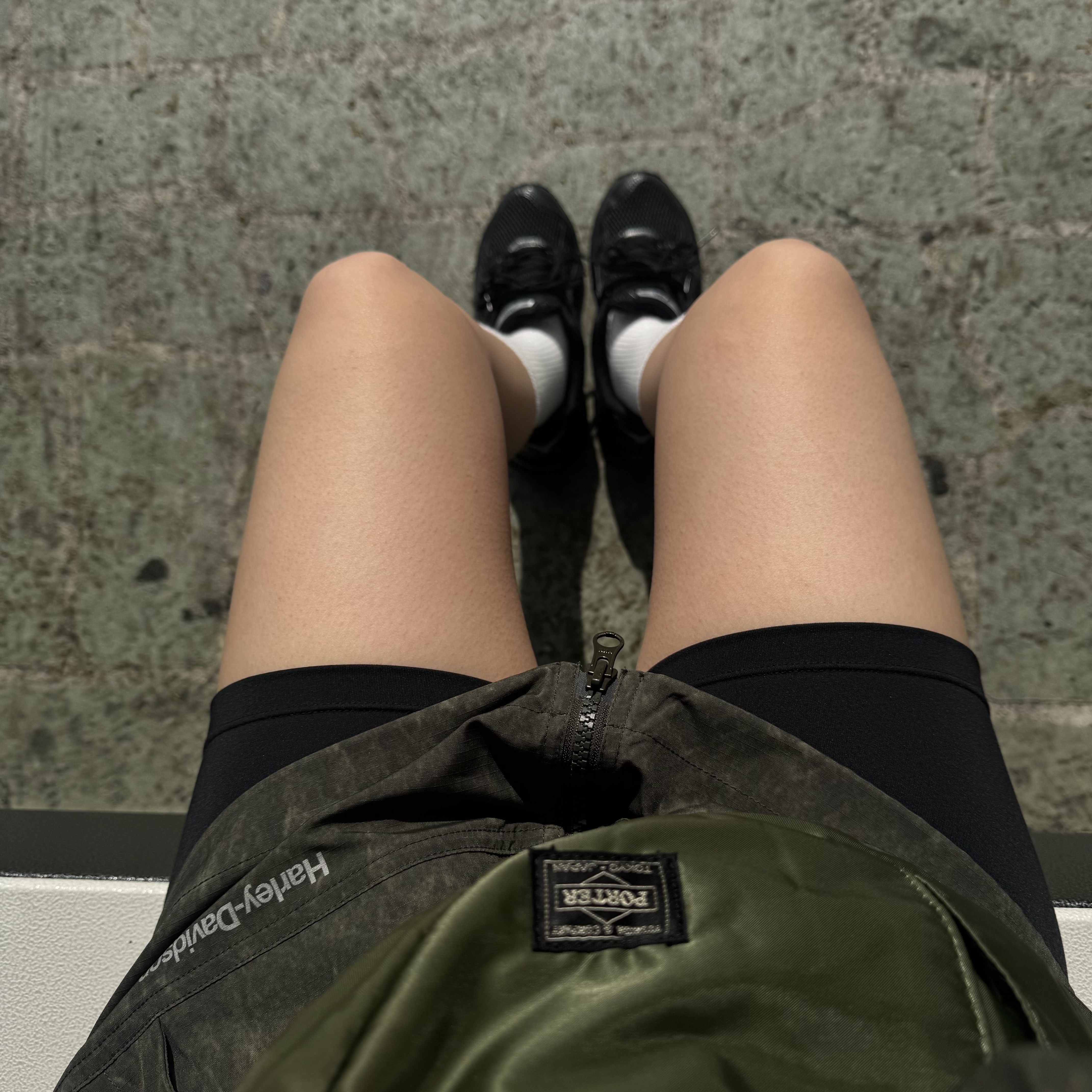 Porter Tanker Shoulder Bag Sage Green, Asics Gel-Kayano 14 Black Pure Silver 착용 스타일 - 1