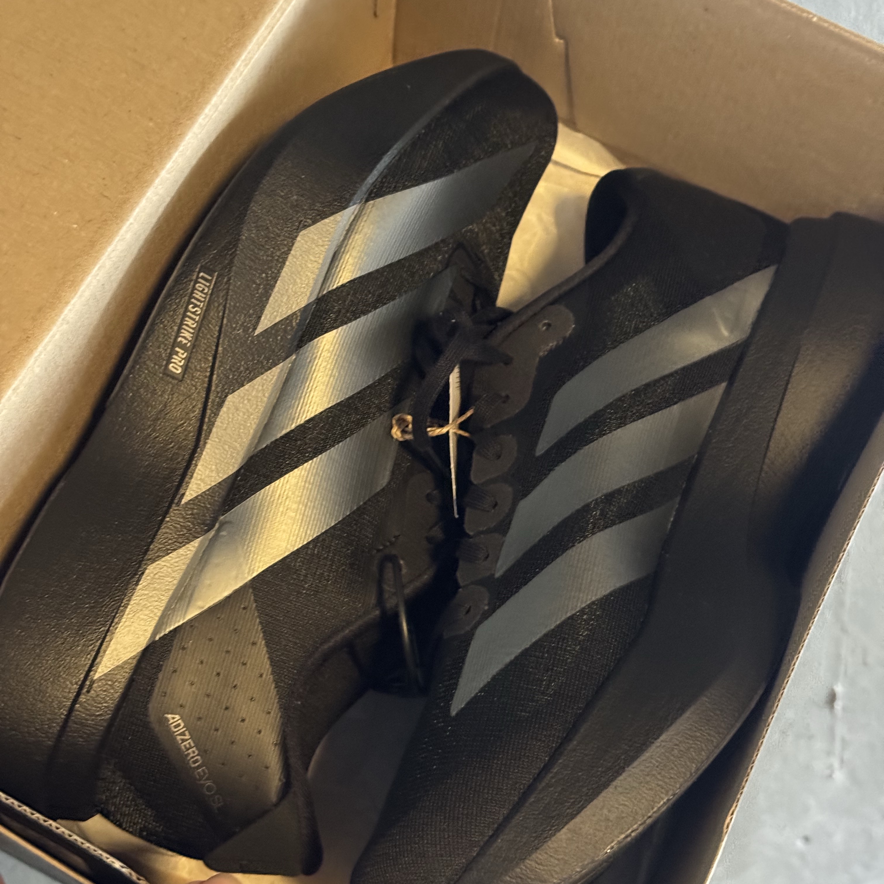 Adidas Adizero EVO SL Core Black Iron Metallic 착용 스타일 - 1