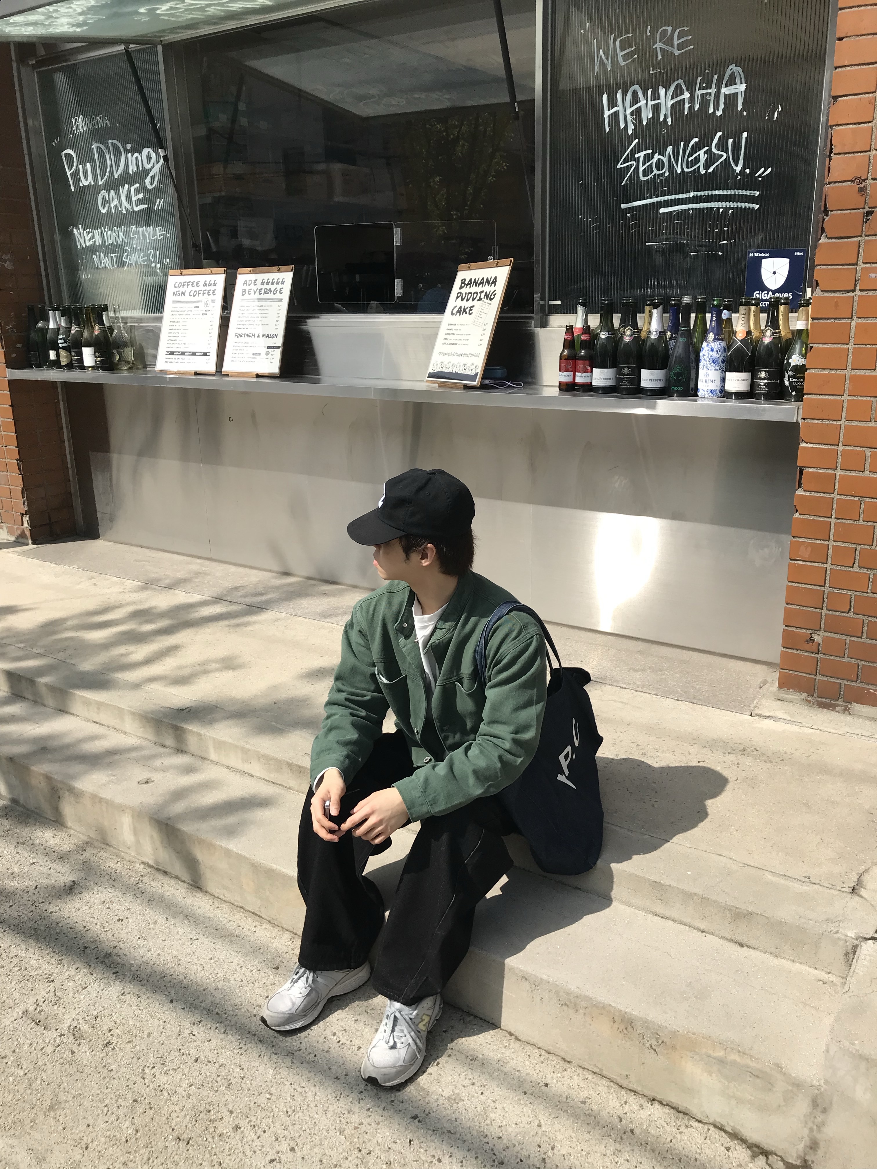 A.P.C. Daniela Shopping Bag Indigo, New Balance 2002R Grey 착용 스타일 - 2