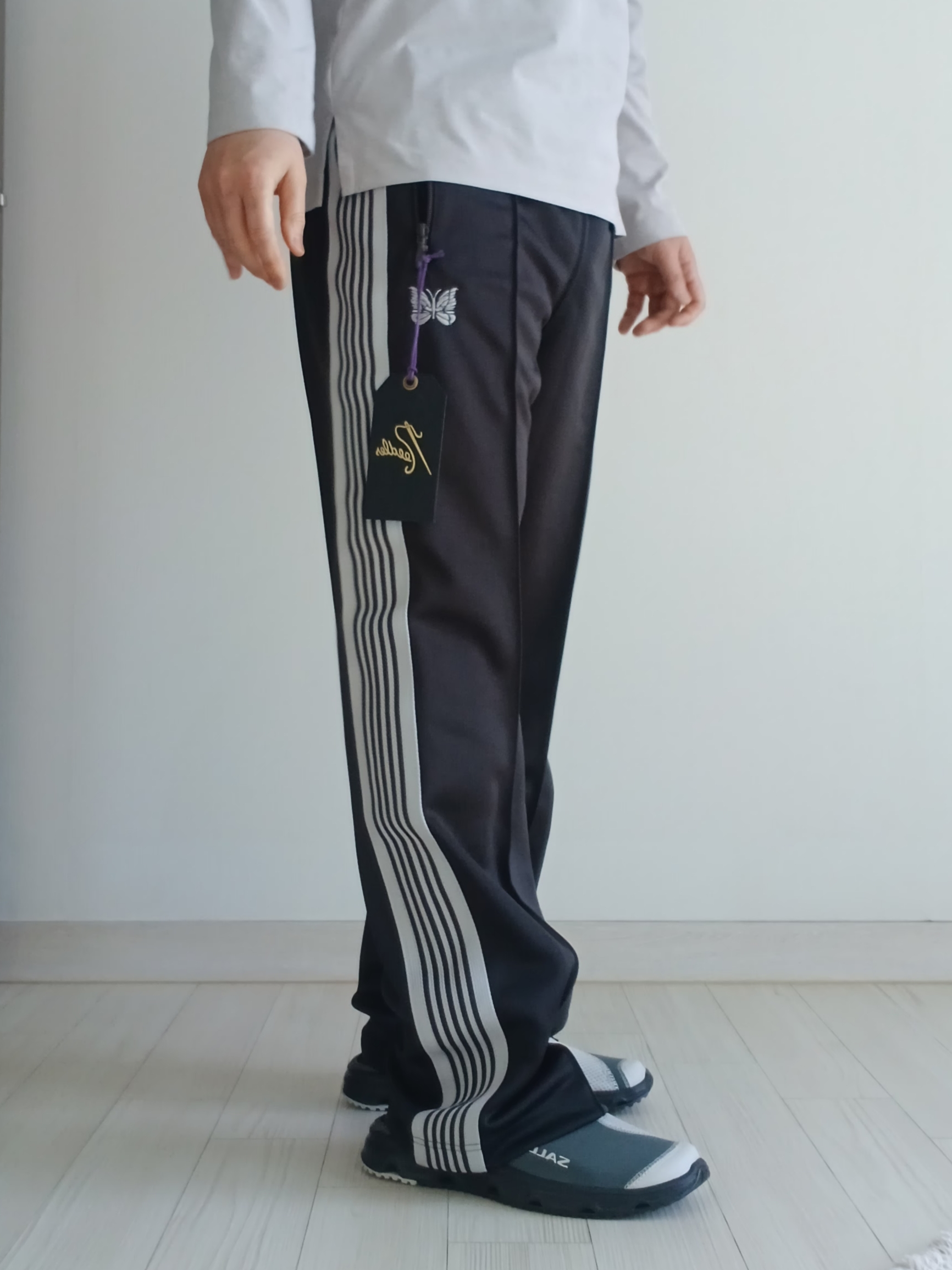 Needles Track Pant Poly Smooth Charcoal, Salomon RX Slide 3.0 Urban Chic Lunar Rock 착용 스타일 - 6