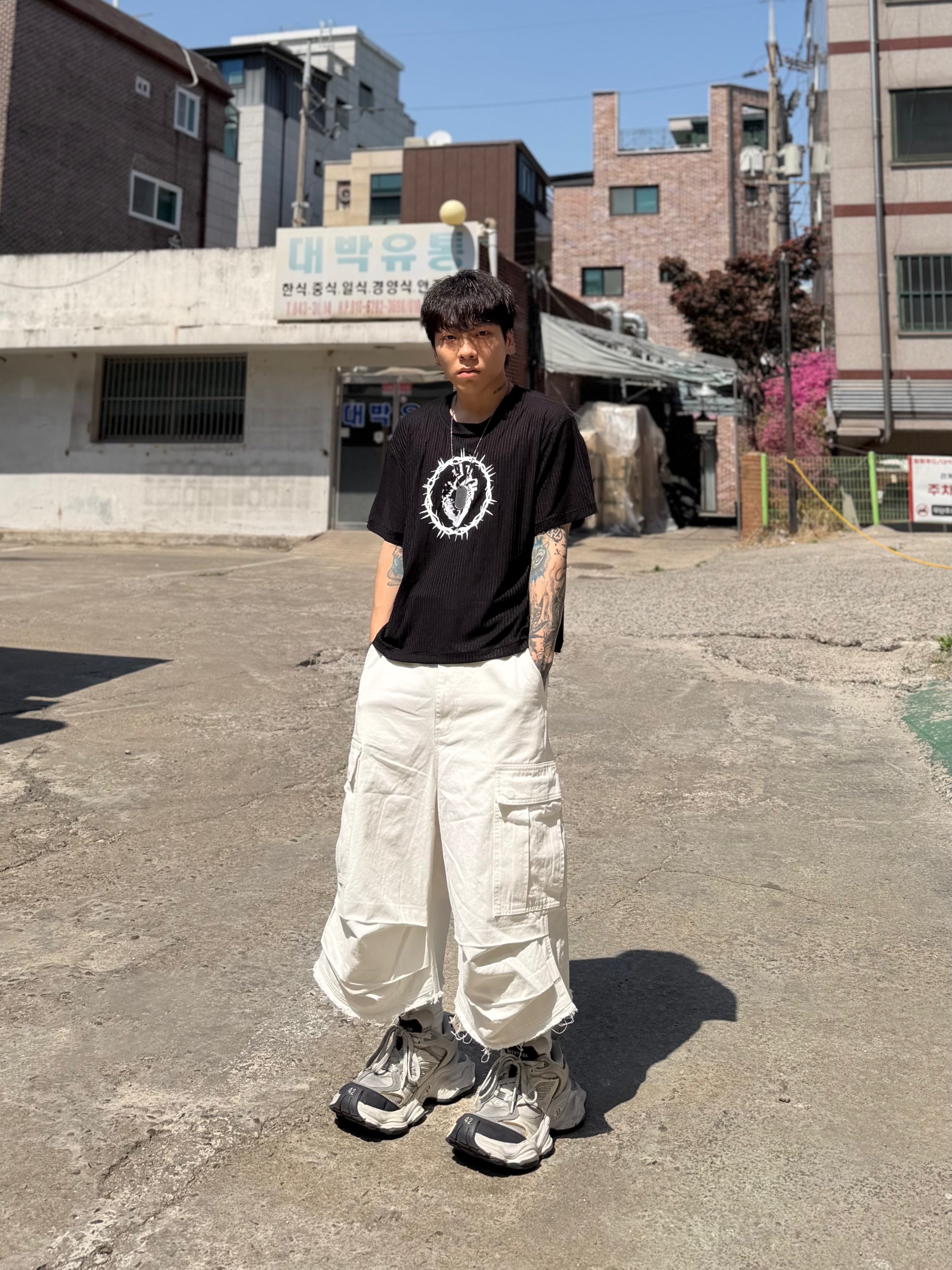 Balenciaga Cargo Sneakers White Grey 착용 스타일 - 1