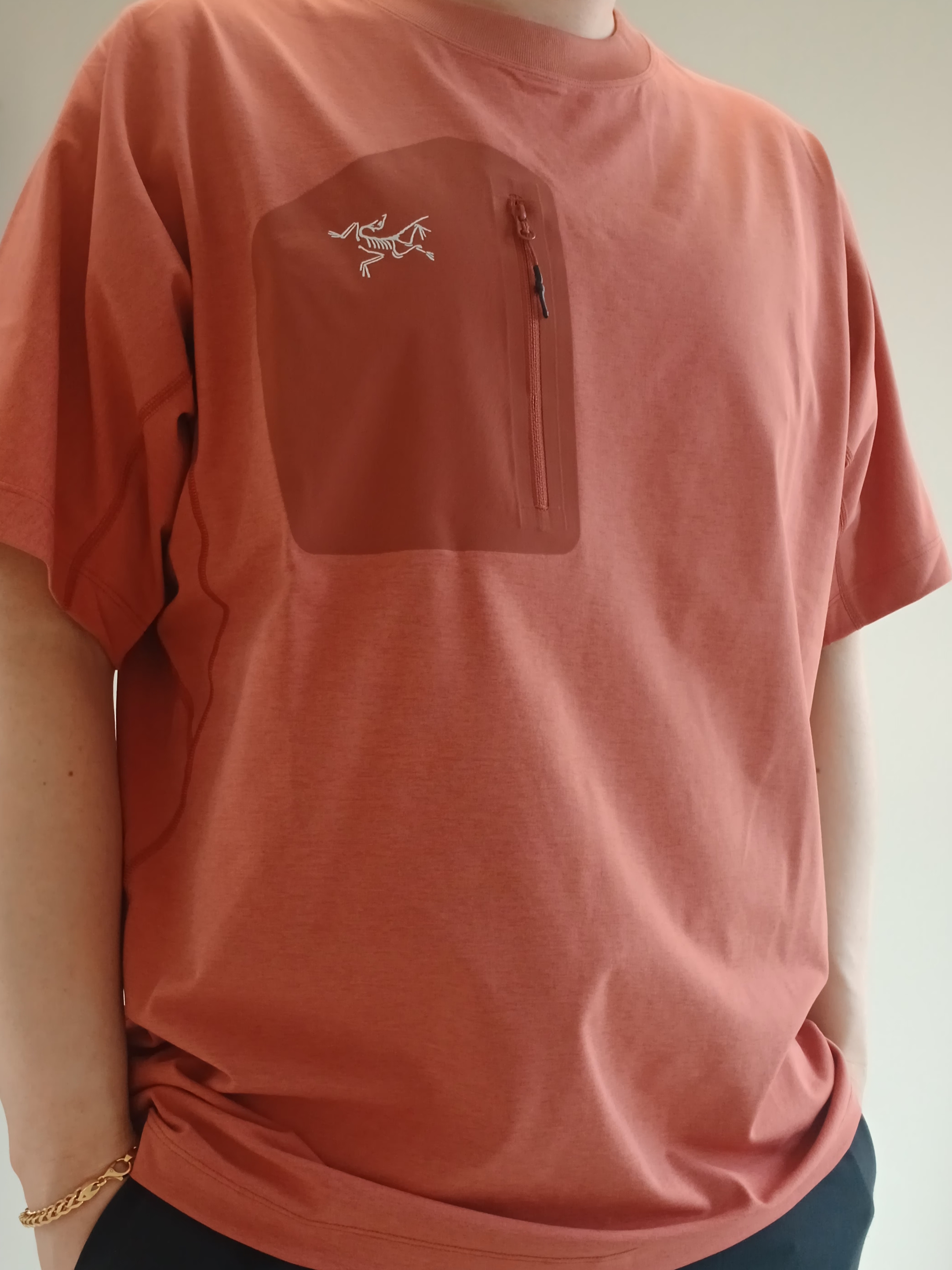 Arc'teryx Konseal Pocket SS T-Shirt Stone Red Dk Stone 착용 스타일 - 8