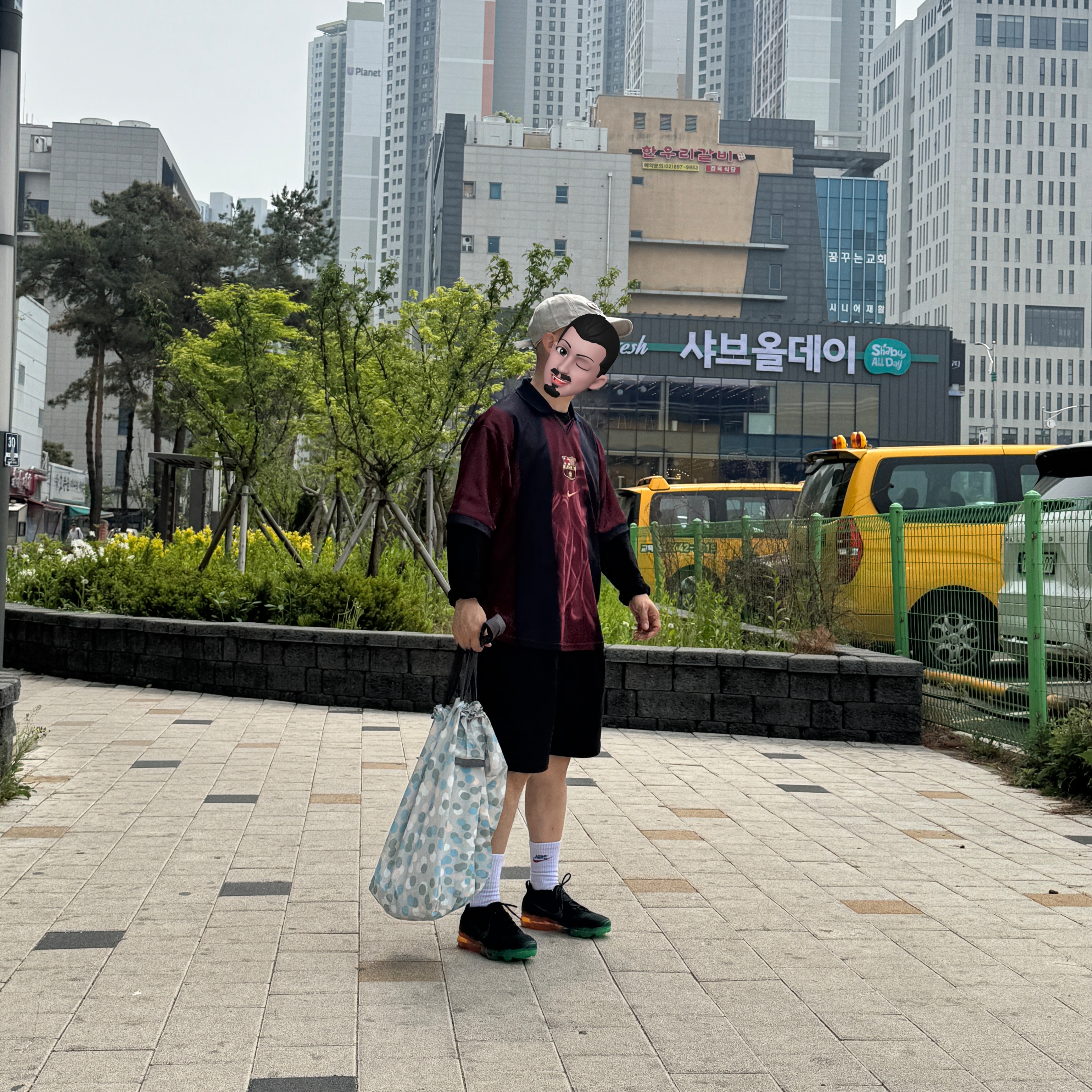 Nike Air Vapormax 2023 Flyknit Black Green Strike, Nike FC Barcelona x Travis Scott Retro 2000/01 Home Skeleton Jersey Multicolor (Non Marking Ver.) 착용 스타일 - 2