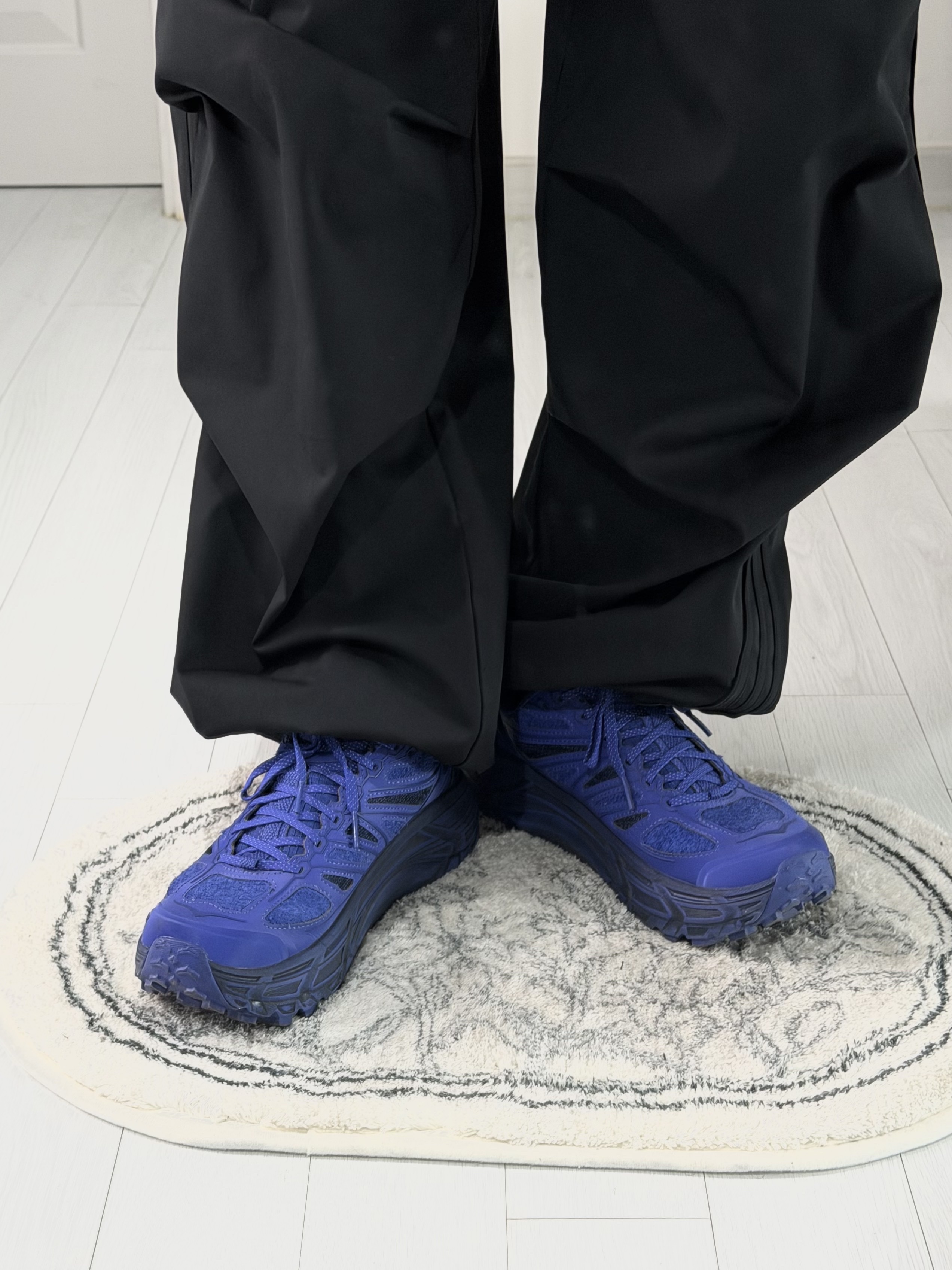 Hoka x Xlim Mafate Speed 2 TS Cobalt Blue, Uniqlo UT x Berserk Manga Curation Graphic T-Shirt B Black - KR 착용 스타일 - 4