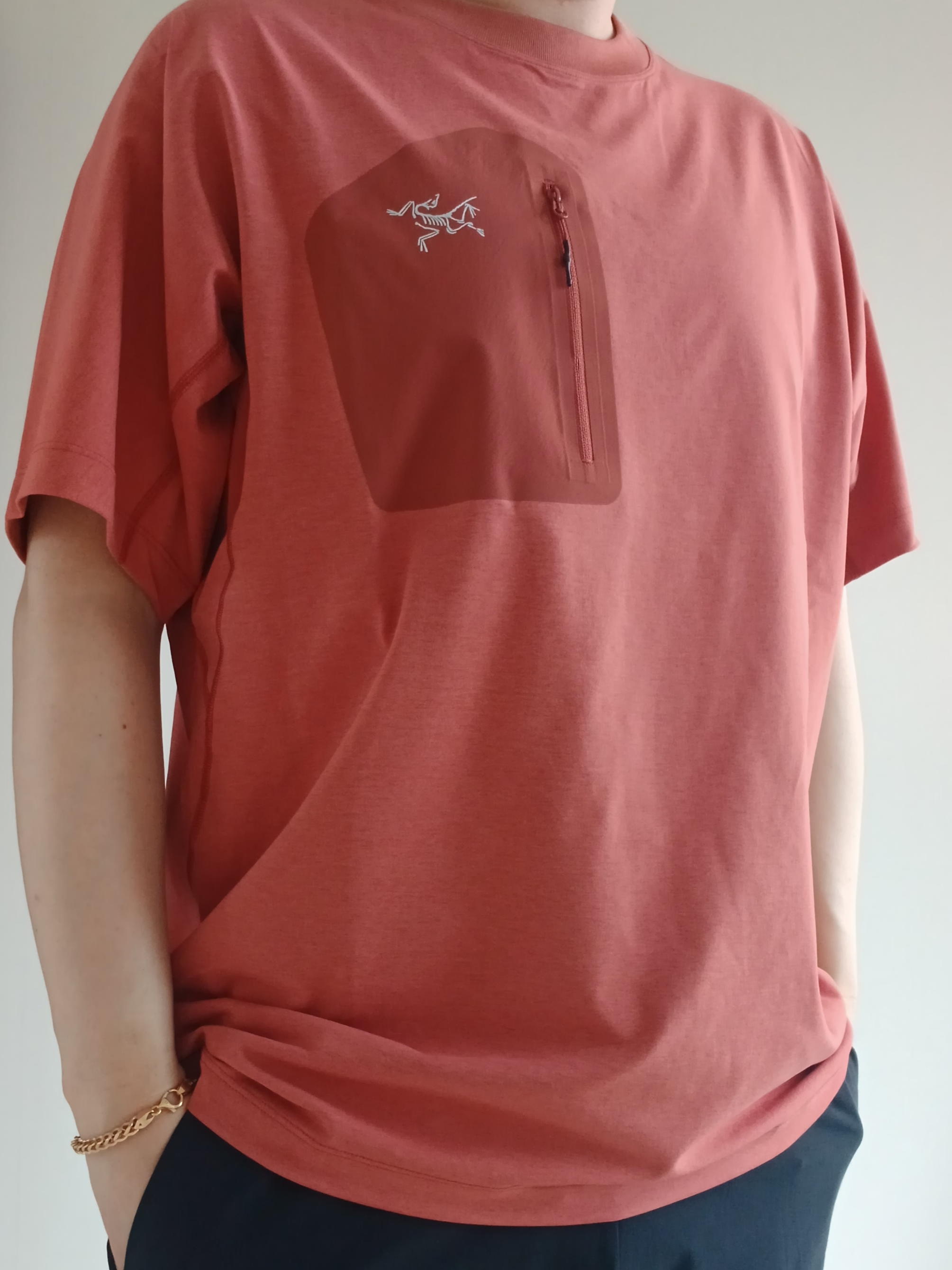 Arc'teryx Konseal Pocket SS T-Shirt Stone Red Dk Stone 착용 스타일 - 5